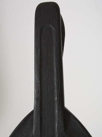 Chaise trône en bois massif teinté noir du designer Rudi Muth, 1987. Elle est signée et datée à la main sous l’assise. Bon état, légères traces d’usure.