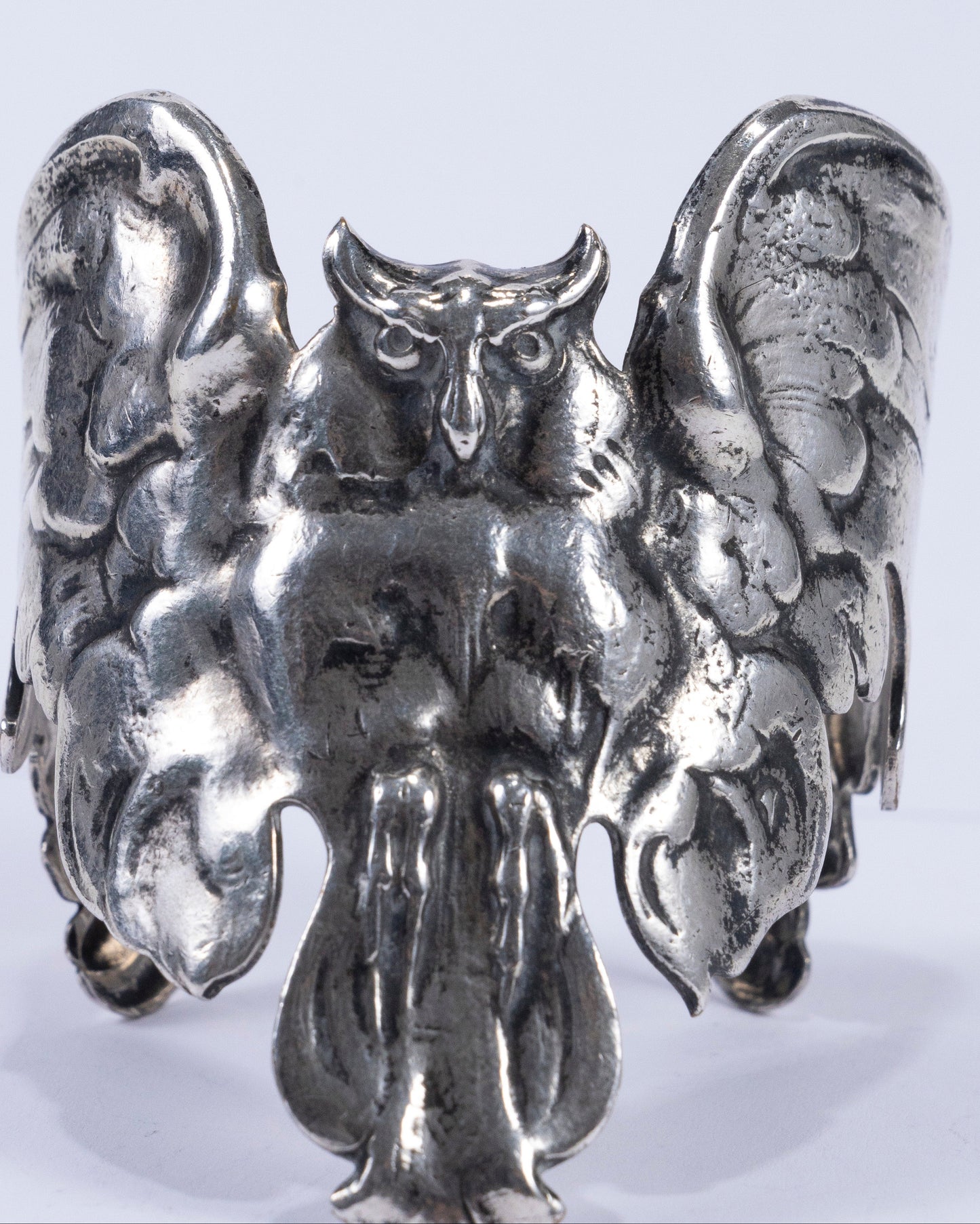 MANCHETTE "HIBOU" EN MÉTAL ARGENTÉ, 1900s