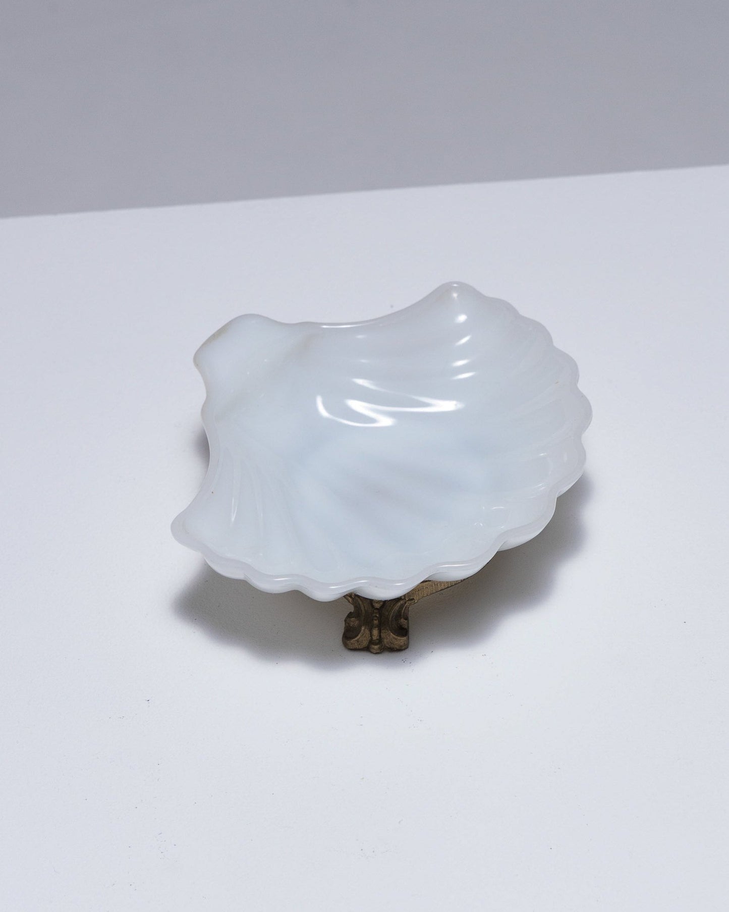 VIDE-POCHE COQUILLAGE EN OPALINE