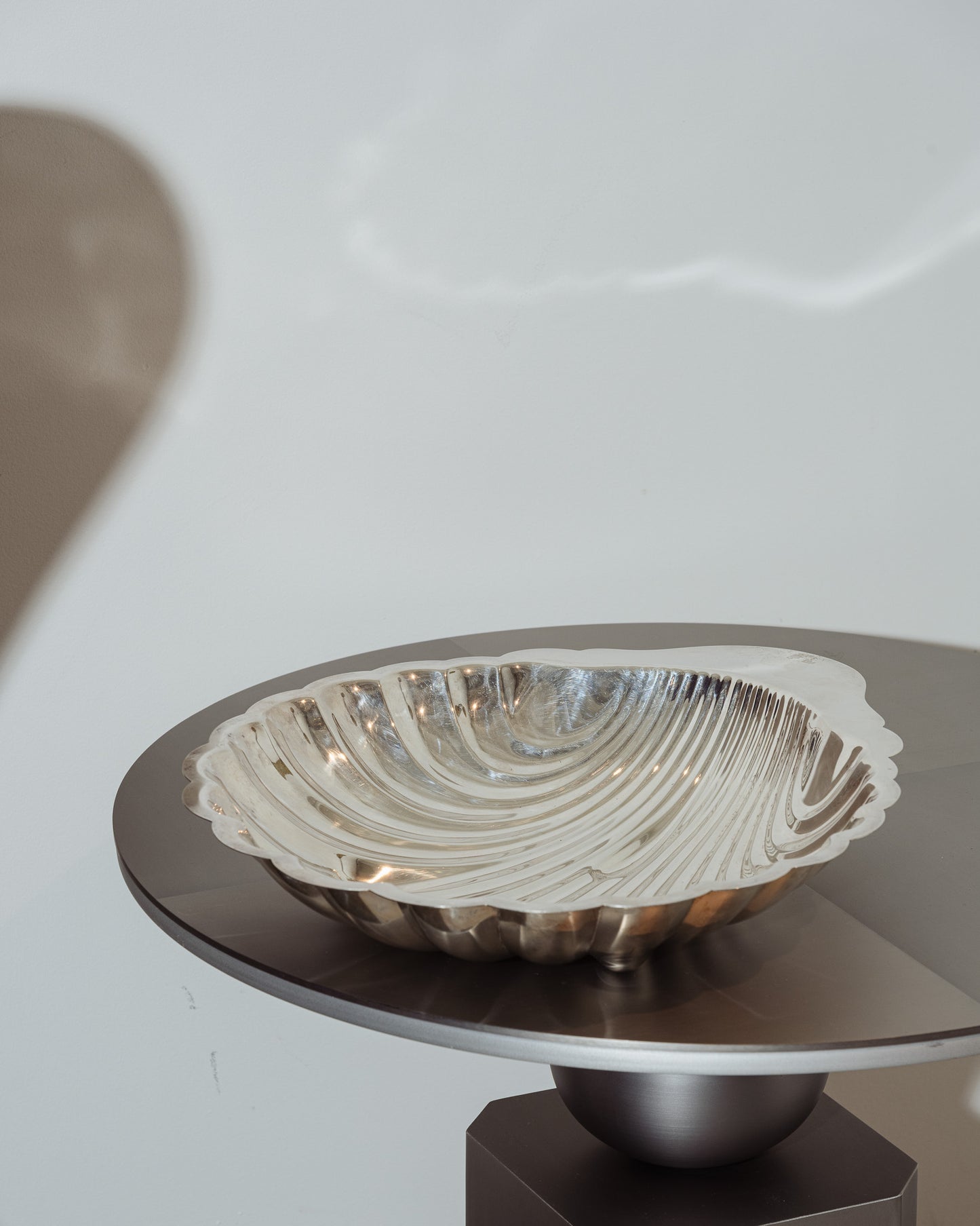 Metal shell-shaped fruit bowl, 1970s