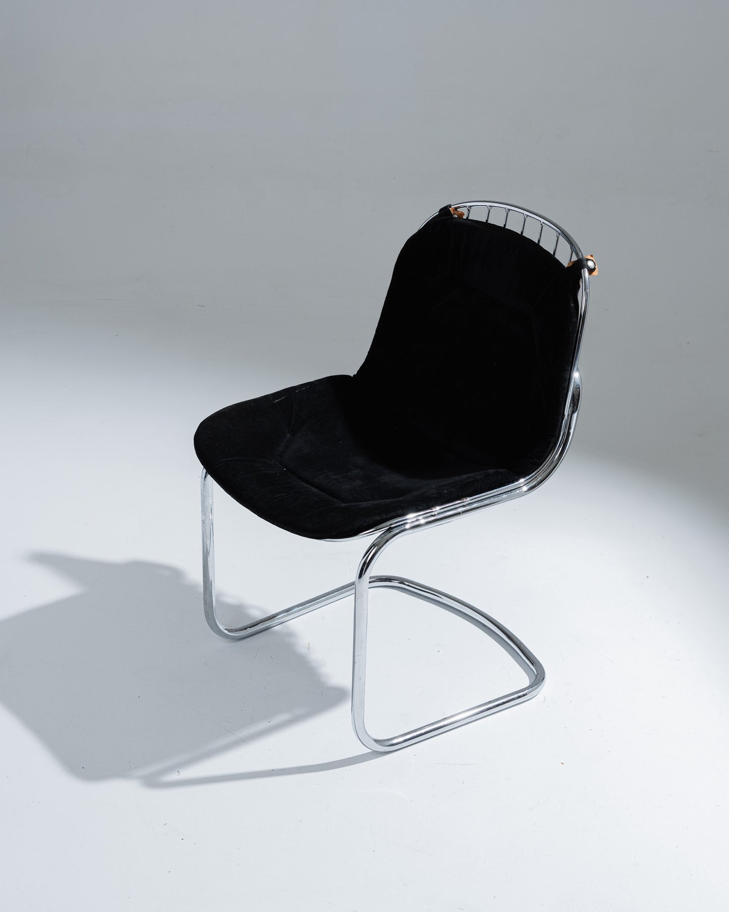 CHAISE EN VELOURS NOIR, GASTONE RINALDI, 1970s