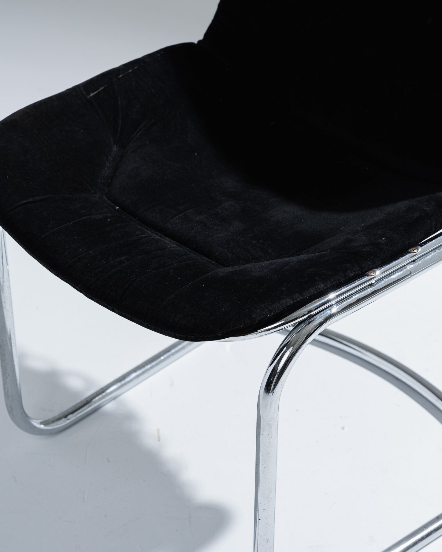 CHAISE EN VELOURS NOIR, GASTONE RINALDI, 1970s