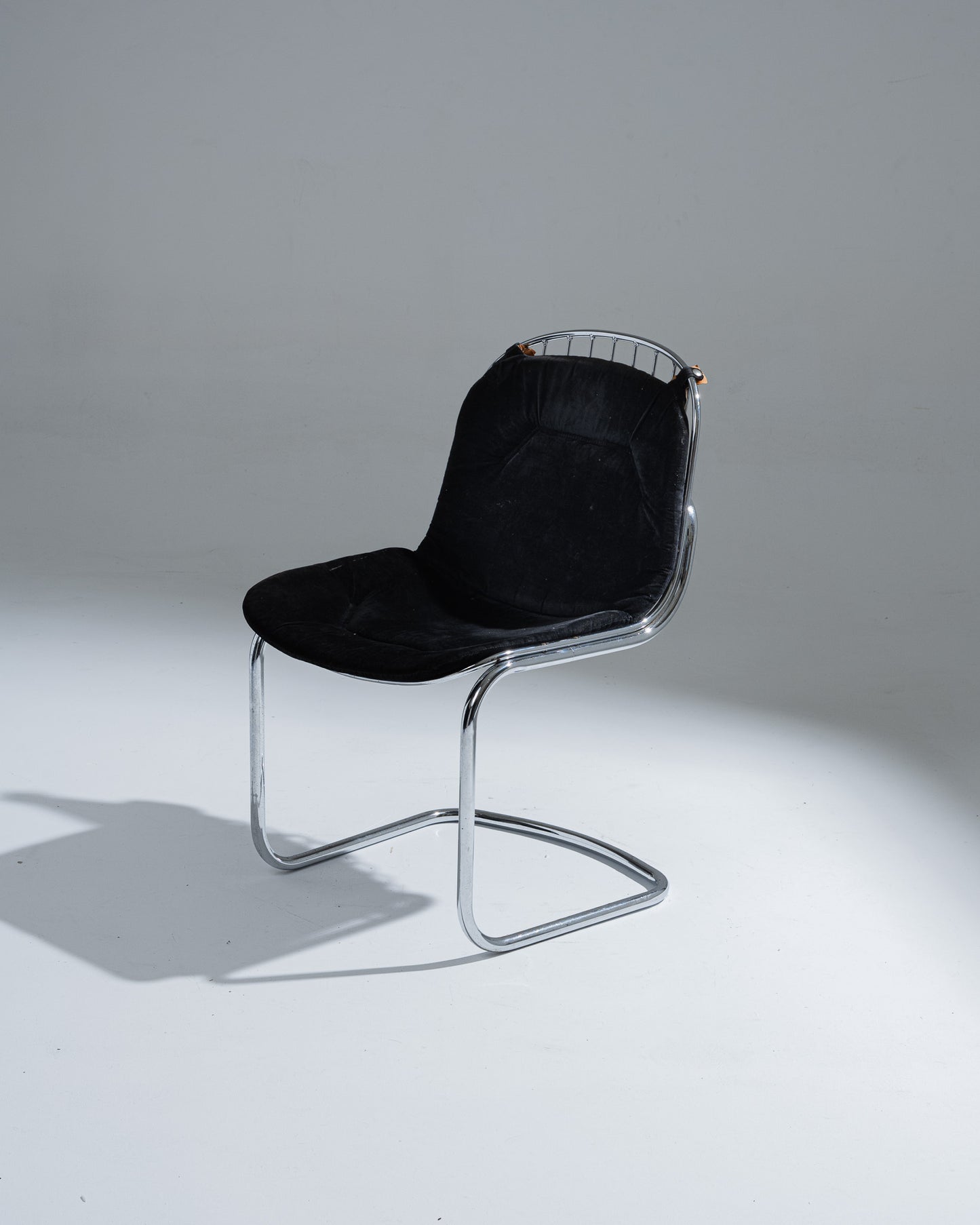 CHAISE EN VELOURS NOIR, GASTONE RINALDI, 1970s