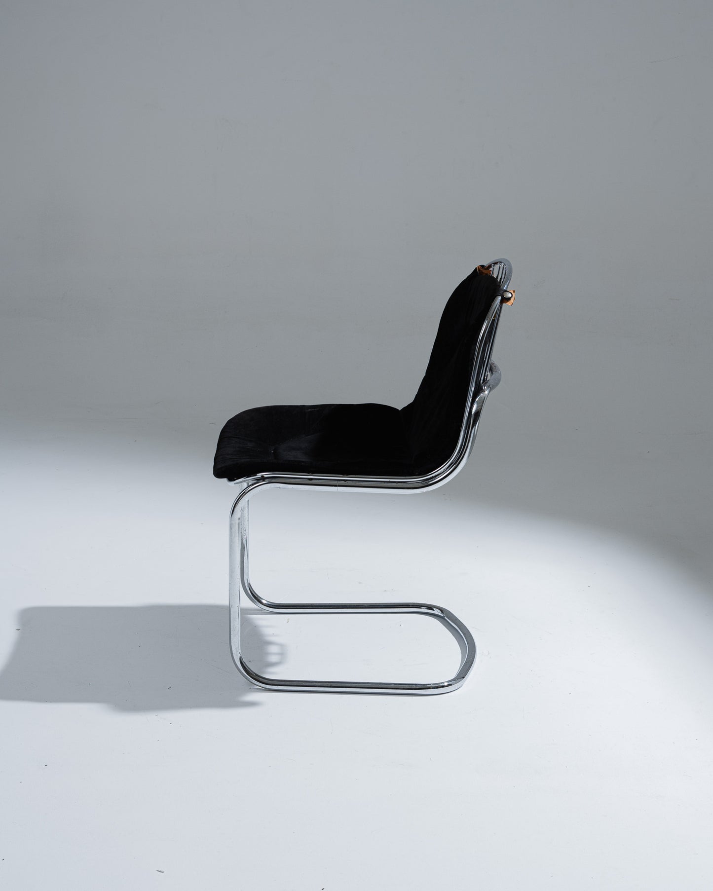 CHAISE EN VELOURS NOIR, GASTONE RINALDI, 1970s