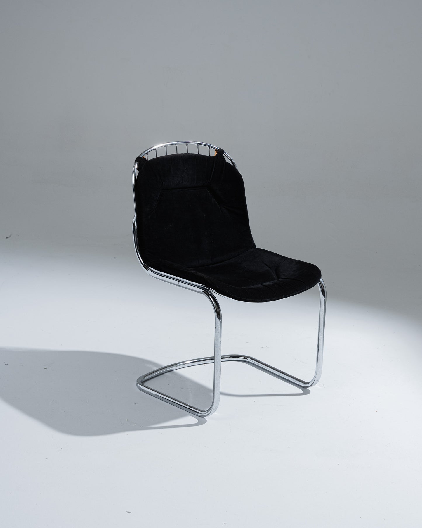 CHAISE EN VELOURS NOIR, GASTONE RINALDI, 1970s