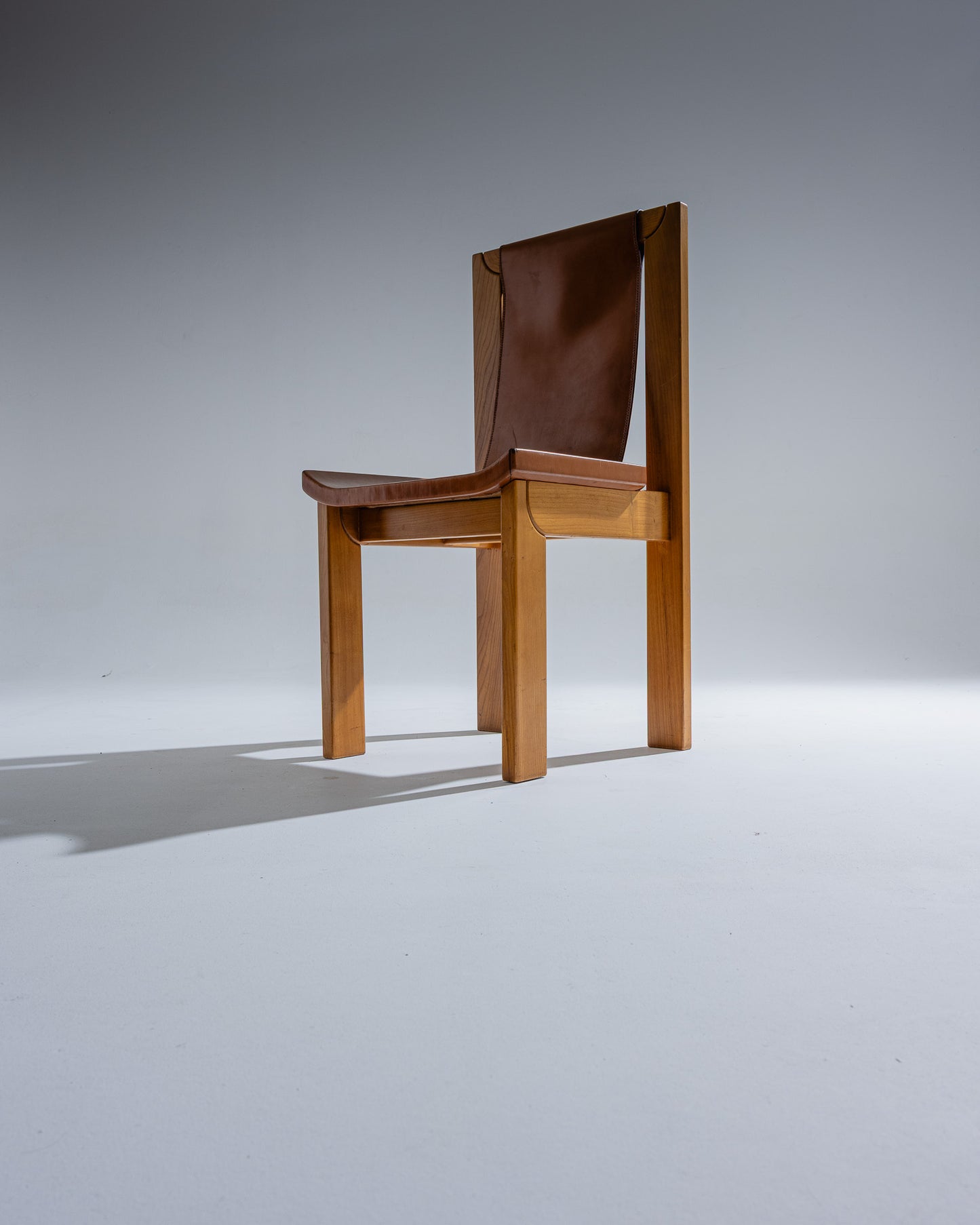 PAIRE DE CHAISES EN ORME ET CUIR, LUIGI GORGONI, 1970s