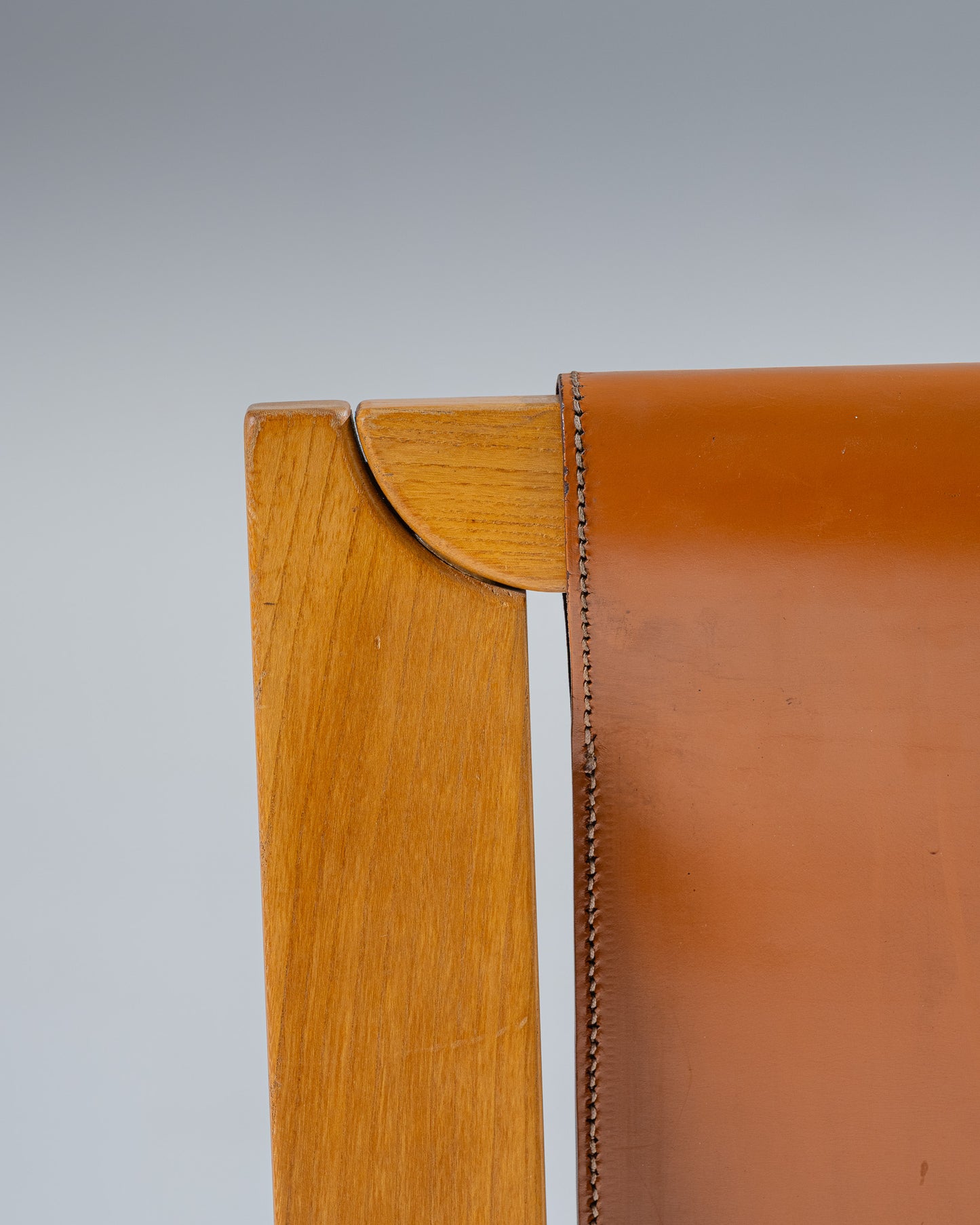 PAIRE DE CHAISES EN ORME ET CUIR, LUIGI GORGONI, 1970s