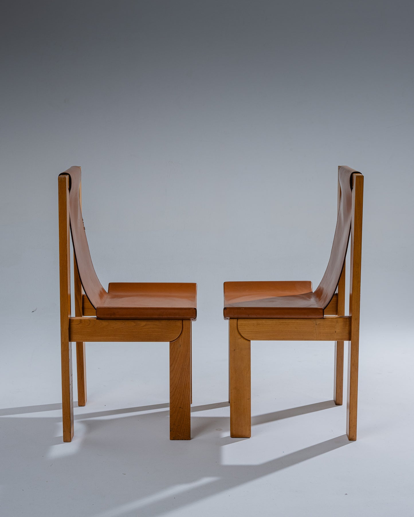 PAIRE DE CHAISES EN ORME ET CUIR, LUIGI GORGONI, 1970s