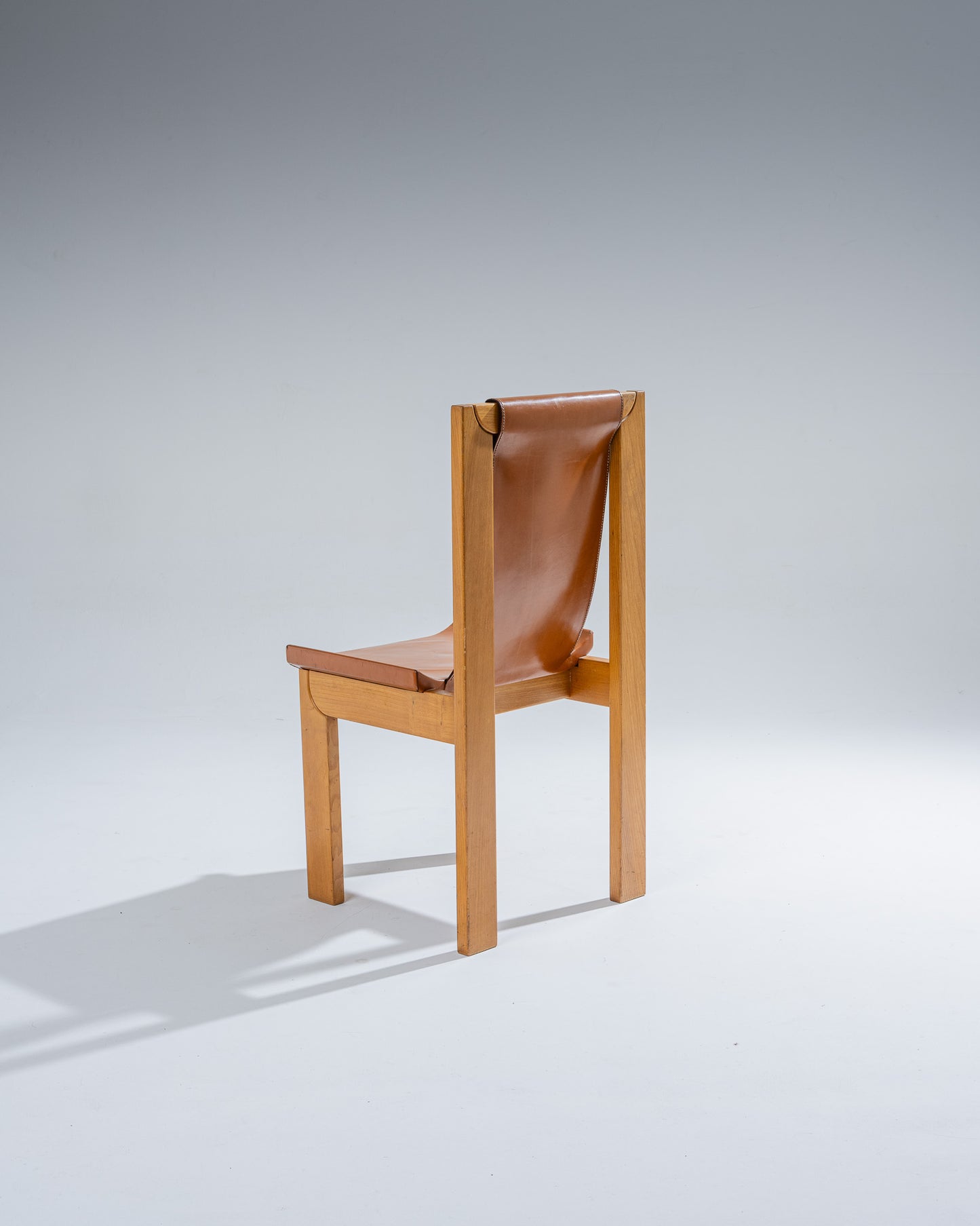 PAIRE DE CHAISES EN ORME ET CUIR, LUIGI GORGONI, 1970s