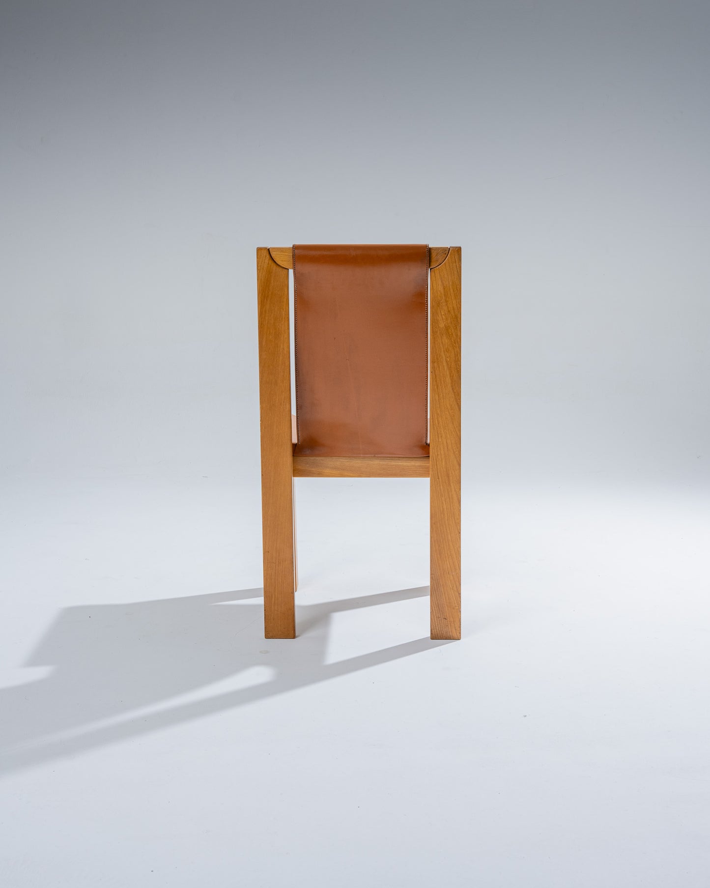 PAIRE DE CHAISES EN ORME ET CUIR, LUIGI GORGONI, 1970s