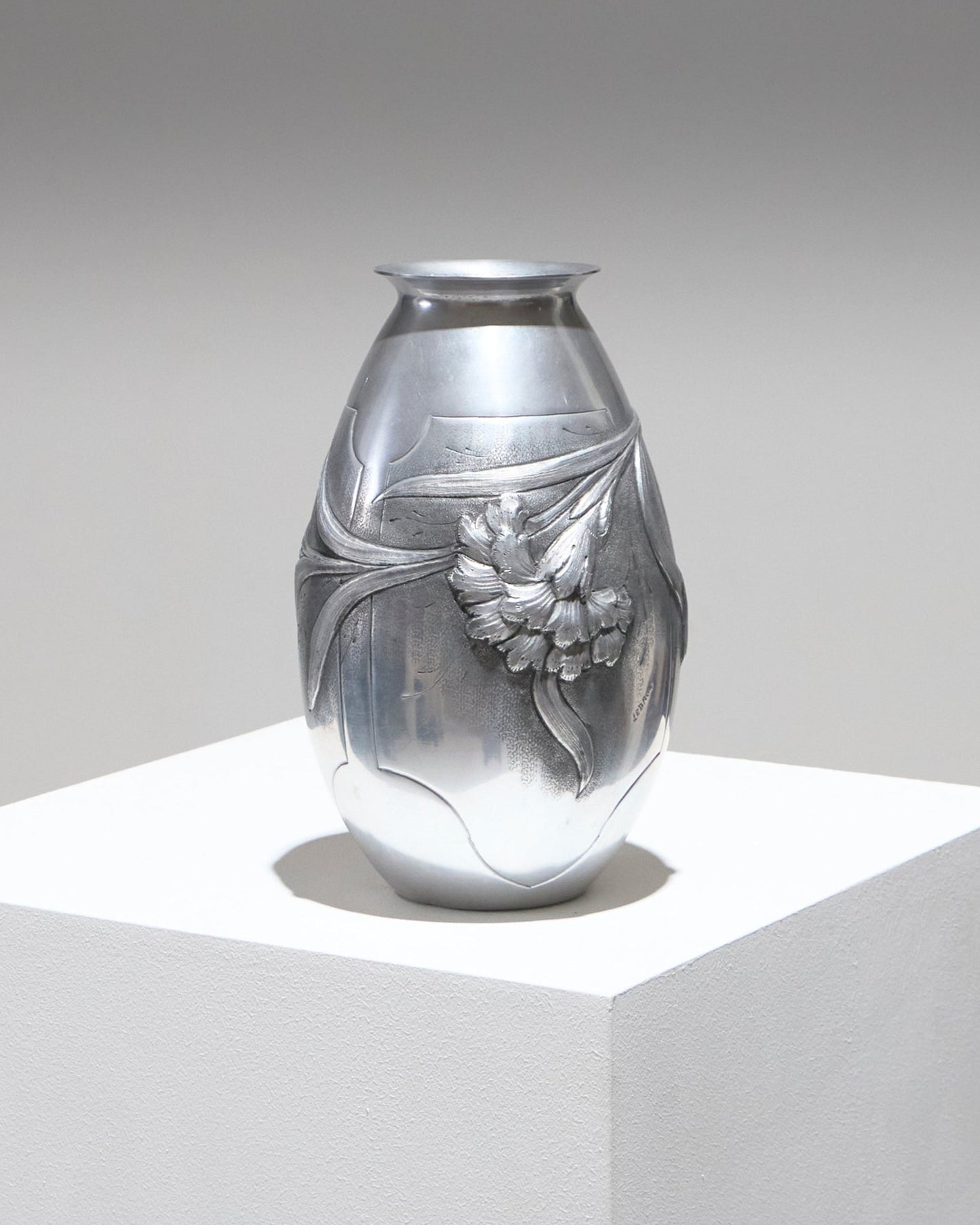 VASE ART DÉCO EN ÉTAIN REPOUSSÉ, 1930s