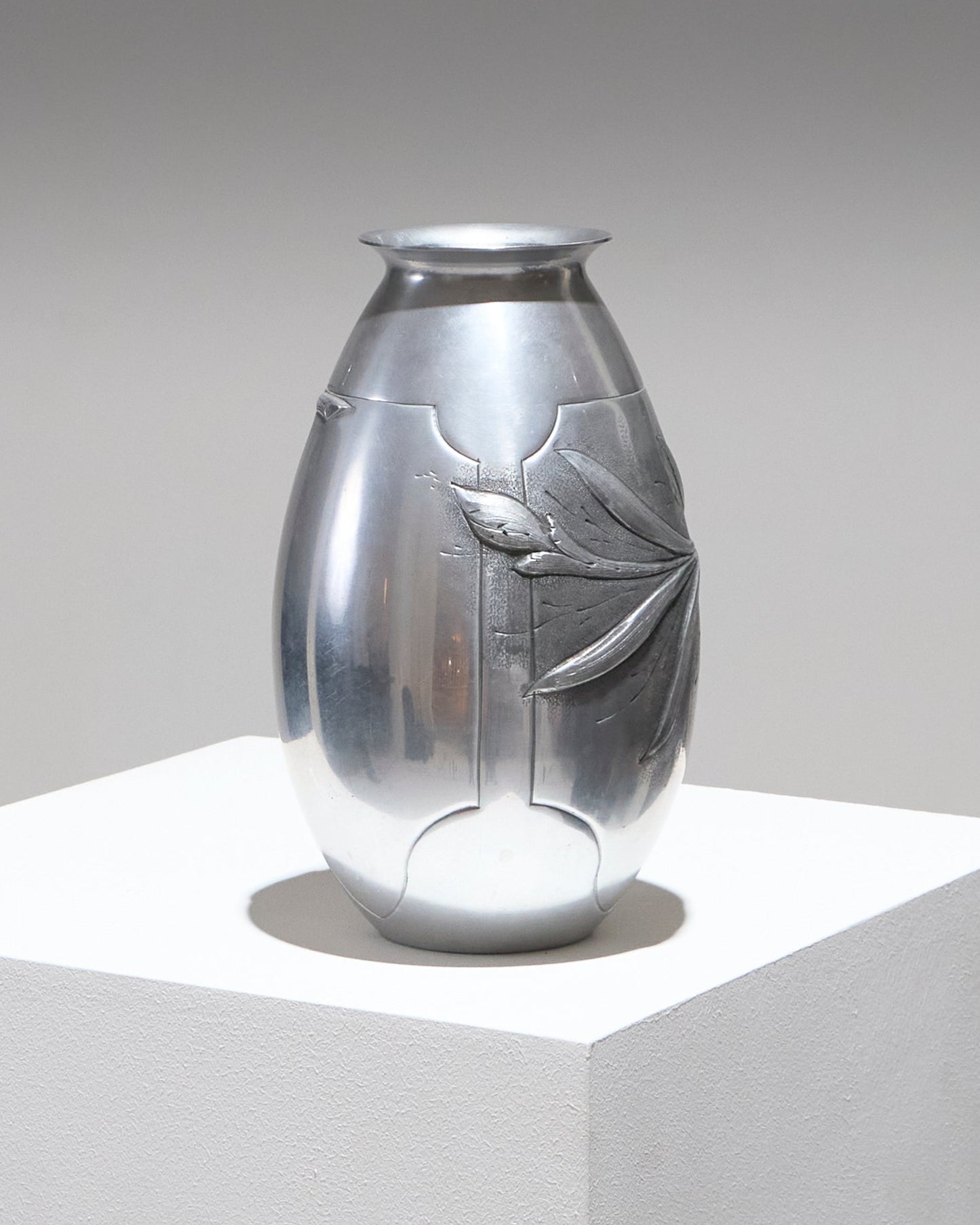 VASE ART DÉCO EN ÉTAIN REPOUSSÉ, 1930s