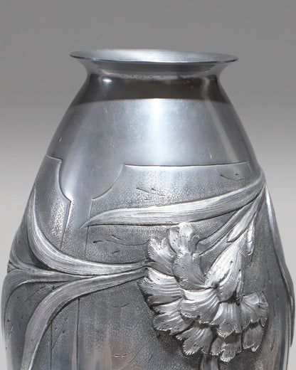 VASE ART DÉCO EN ÉTAIN REPOUSSÉ, 1930s