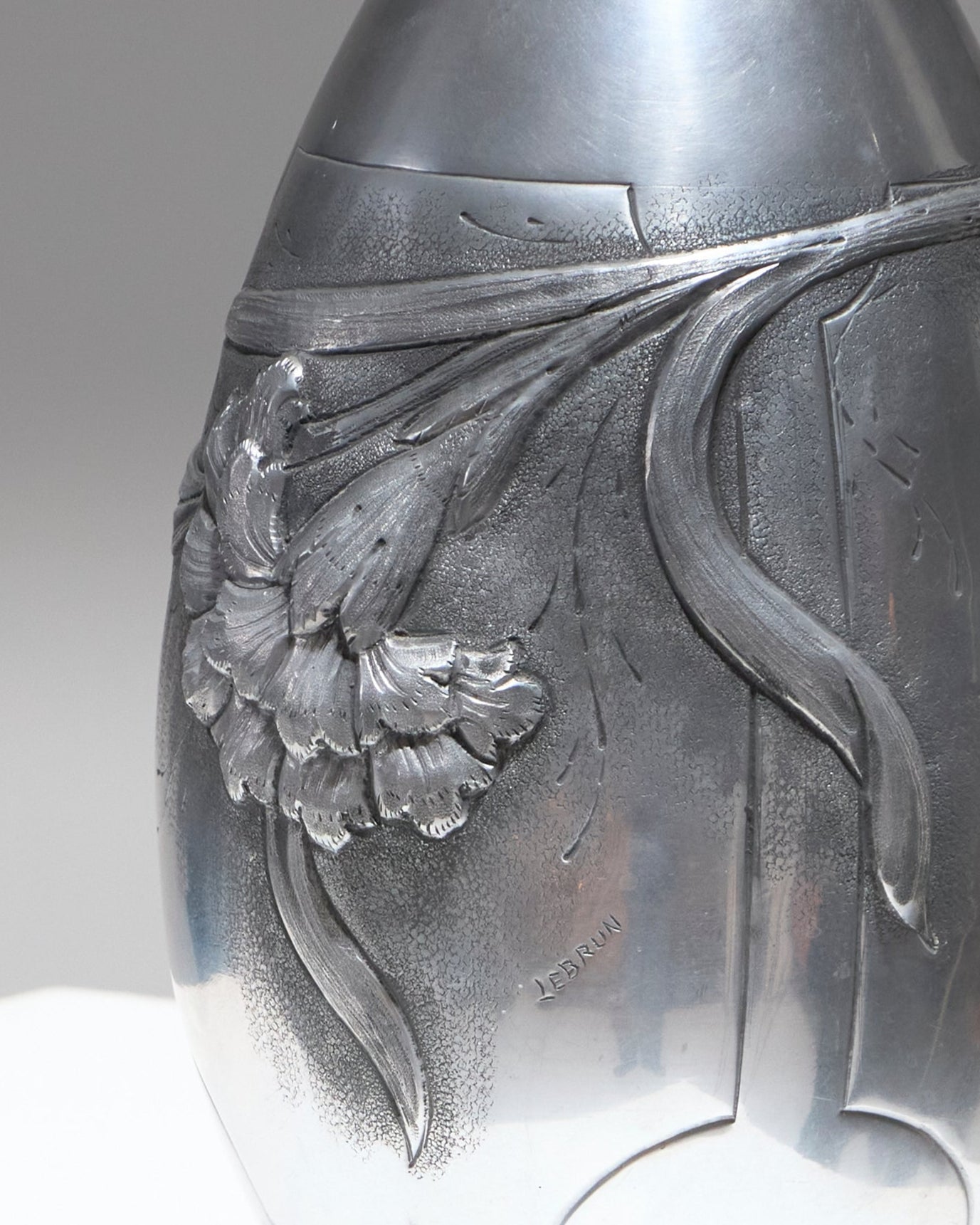 VASE ART DÉCO EN ÉTAIN REPOUSSÉ, 1930s