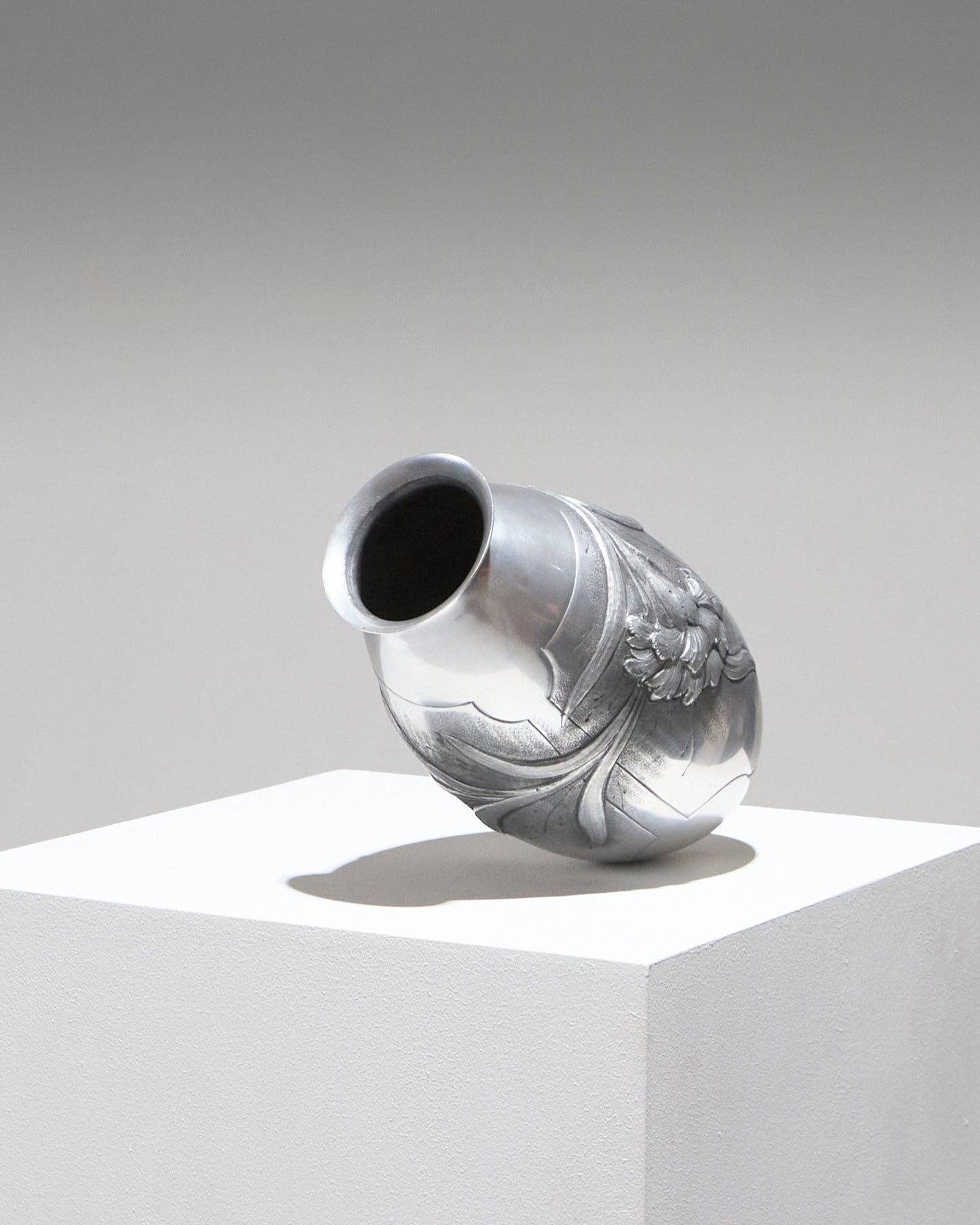 VASE ART DÉCO EN ÉTAIN REPOUSSÉ, 1930s