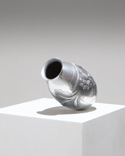 VASE ART DÉCO EN ÉTAIN REPOUSSÉ, 1930s