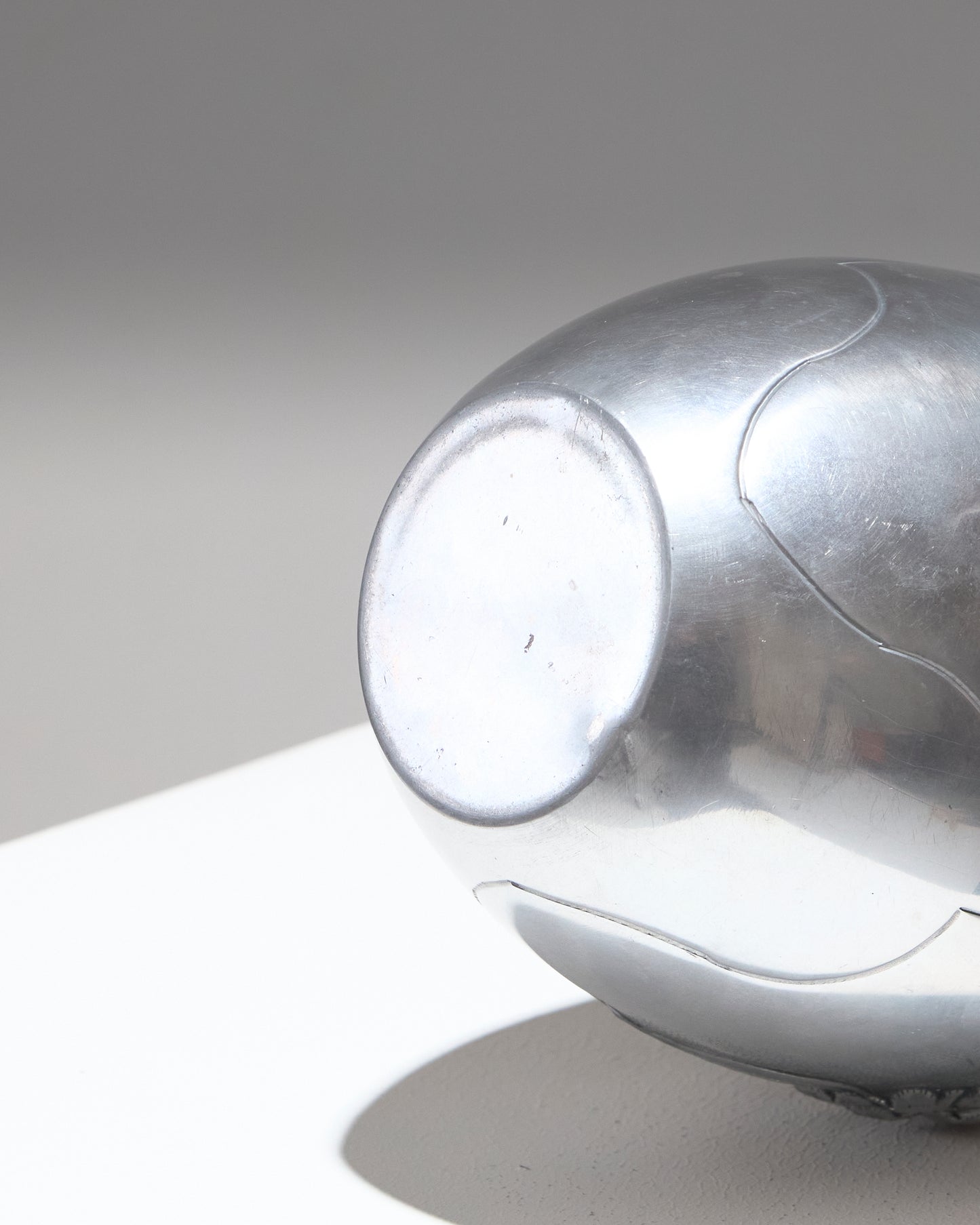 VASE ART DÉCO EN ÉTAIN REPOUSSÉ, 1930s