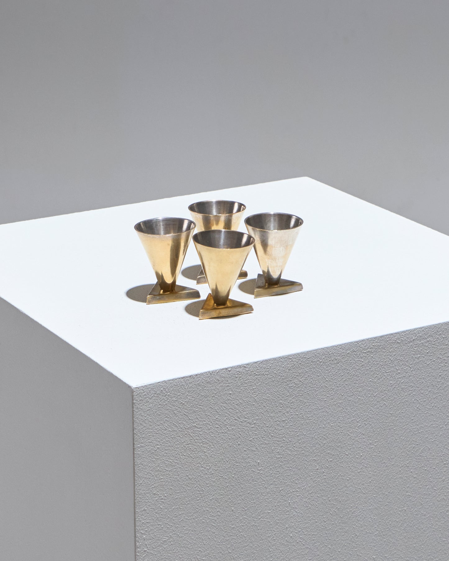 SET DE 4 COQUETIERS GÉOMÉTRIQUES EN LAITON, 1970s