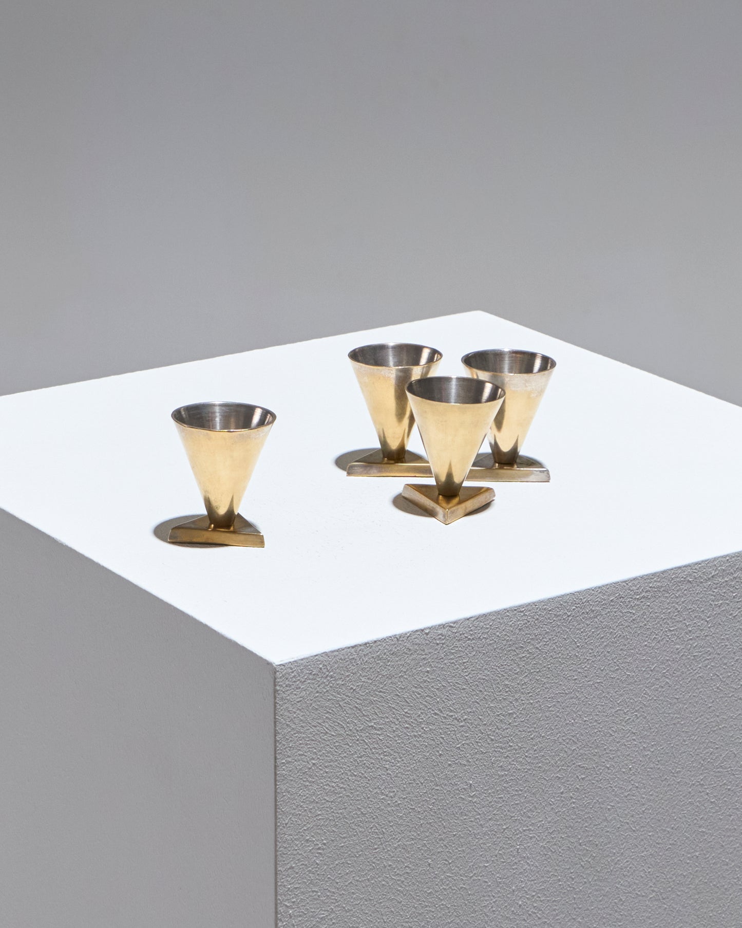 SET DE 4 COQUETIERS GÉOMÉTRIQUES EN LAITON, 1970s