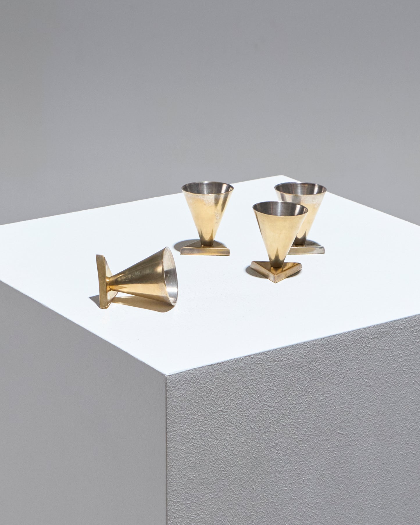 SET DE 4 COQUETIERS GÉOMÉTRIQUES EN LAITON, 1970s