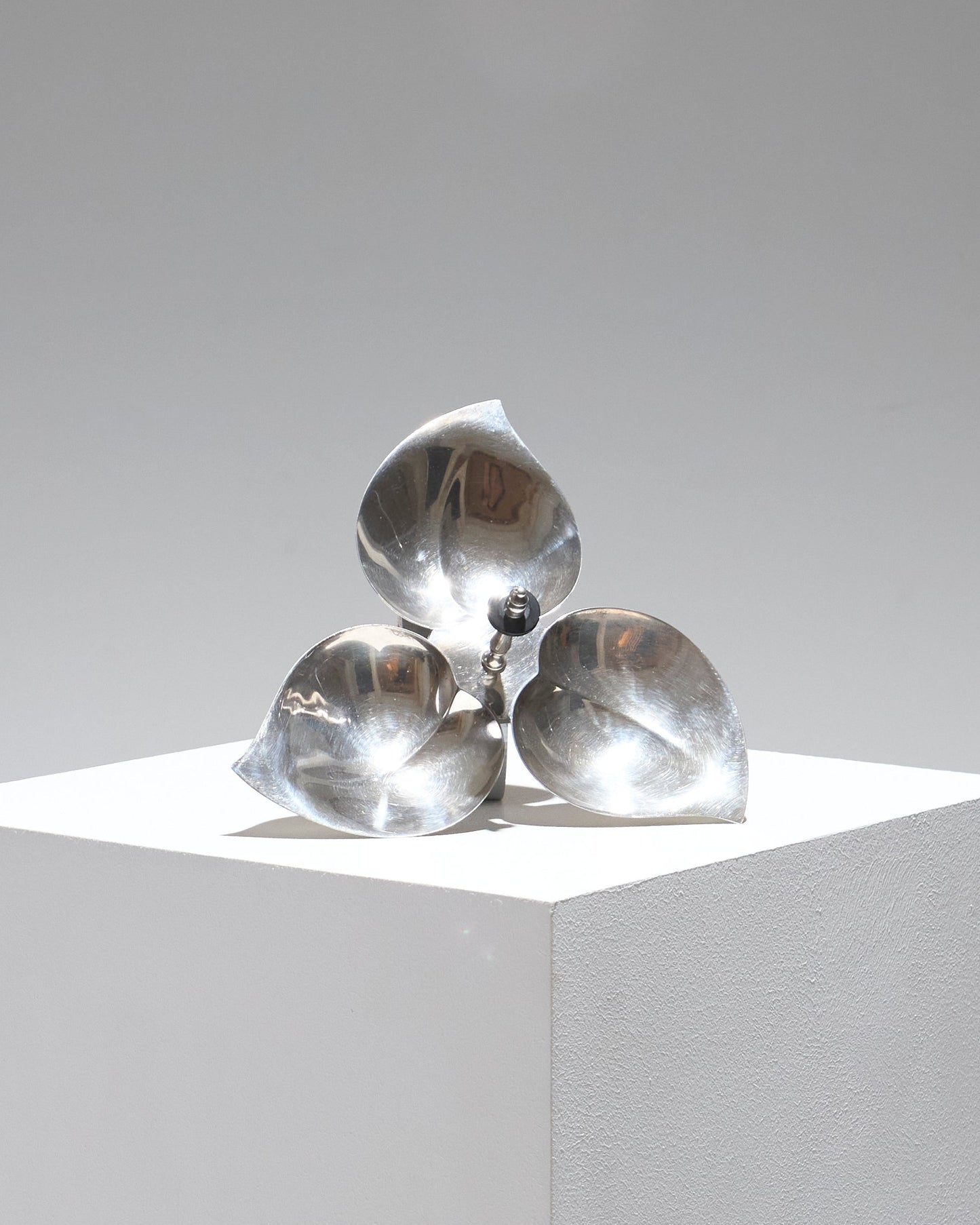 SERVITEUR TRIPLE FEUILLE EN MÉTAL ARGENTÉ, 1950s