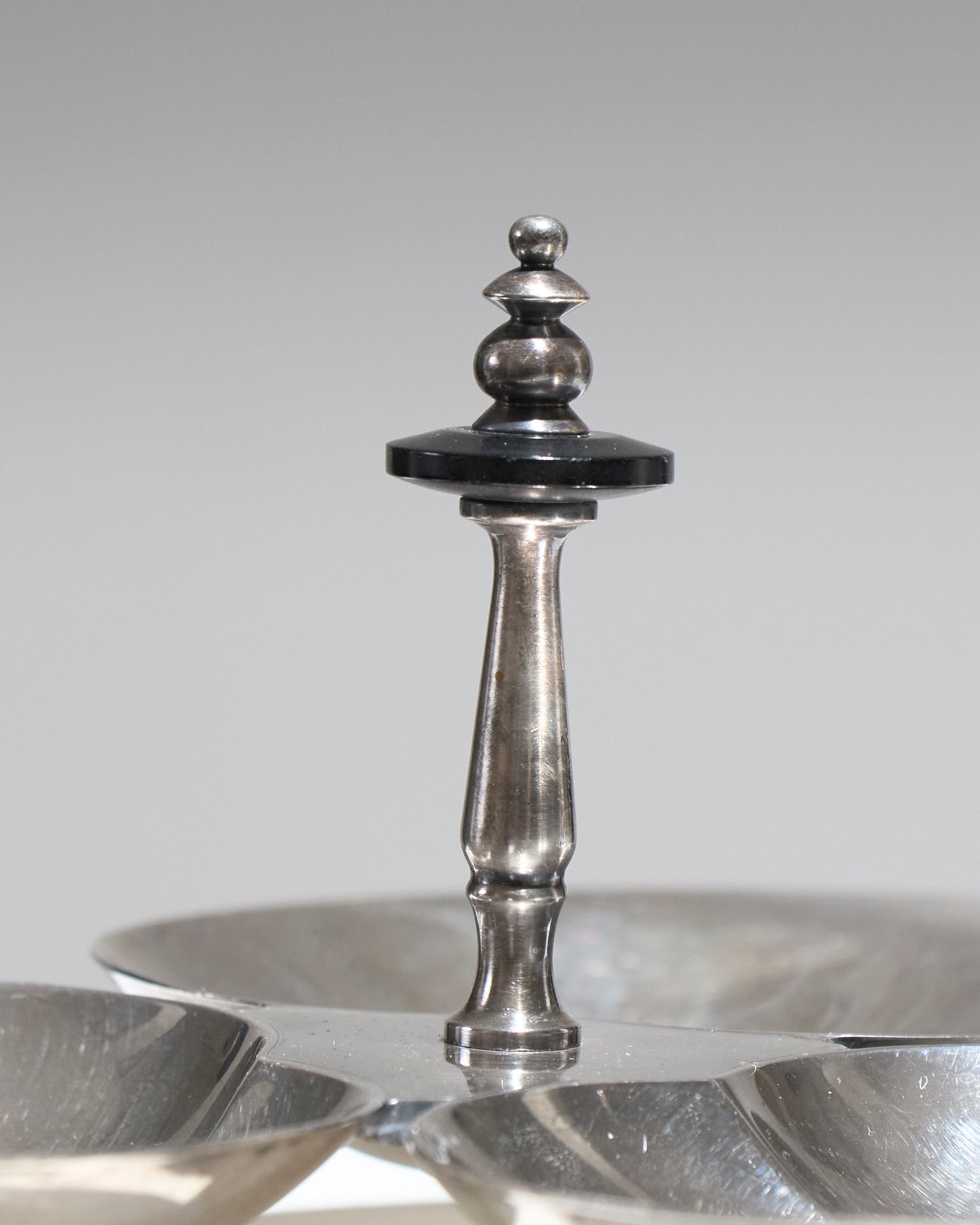 SERVITEUR TRIPLE FEUILLE EN MÉTAL ARGENTÉ, 1950s