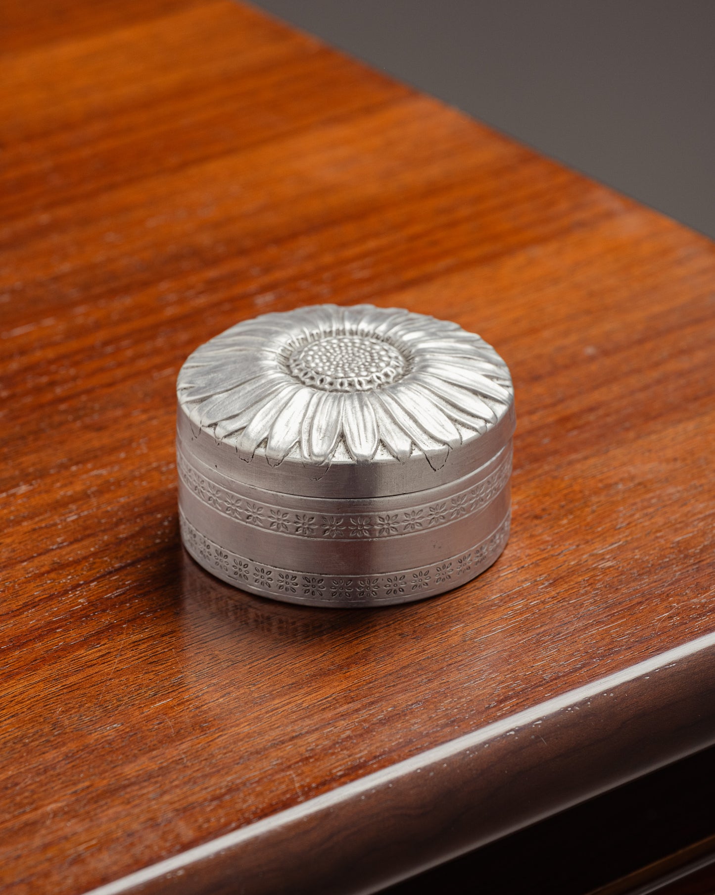 ALUMINIUM POWDER COMPACT, 1920s