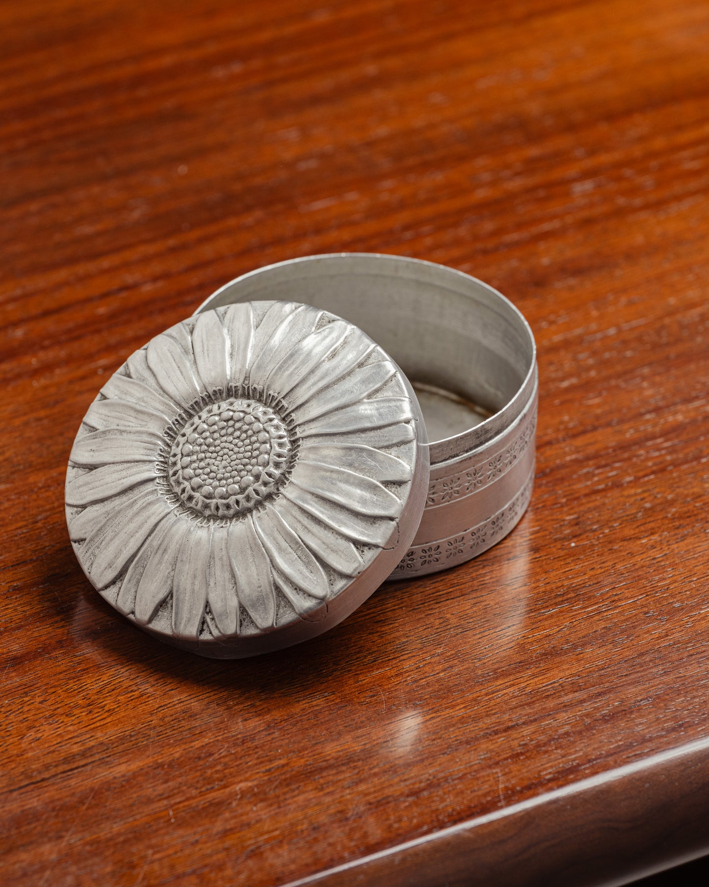 ALUMINIUM POWDER COMPACT, 1920s