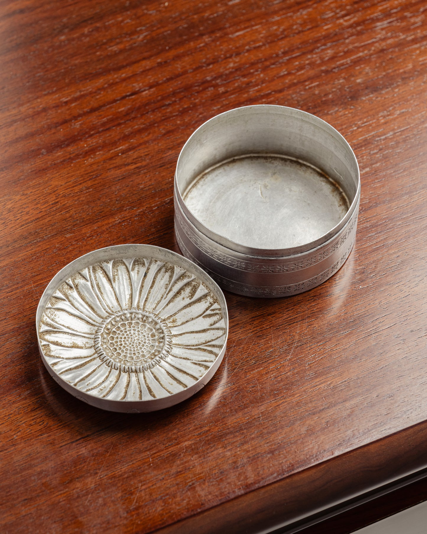ALUMINIUM POWDER COMPACT, 1920s