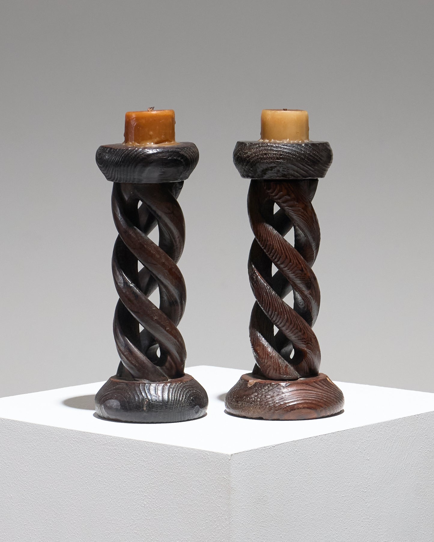 PAIRE DE BOUGEOIRS EN BOIS TORSADÉ, 1950s