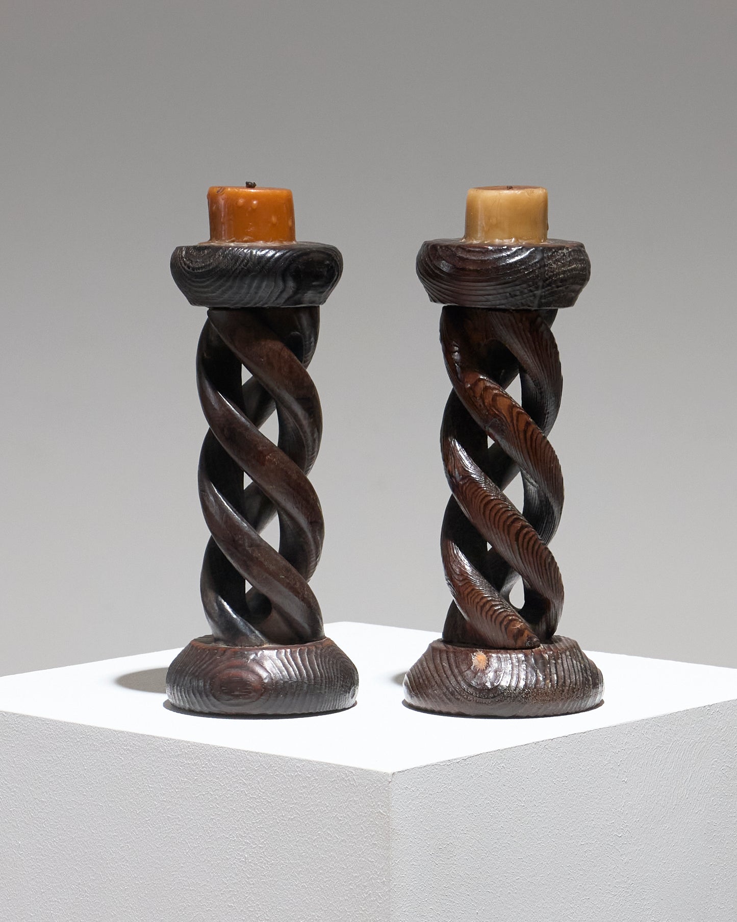 PAIRE DE BOUGEOIRS EN BOIS TORSADÉ, 1950s