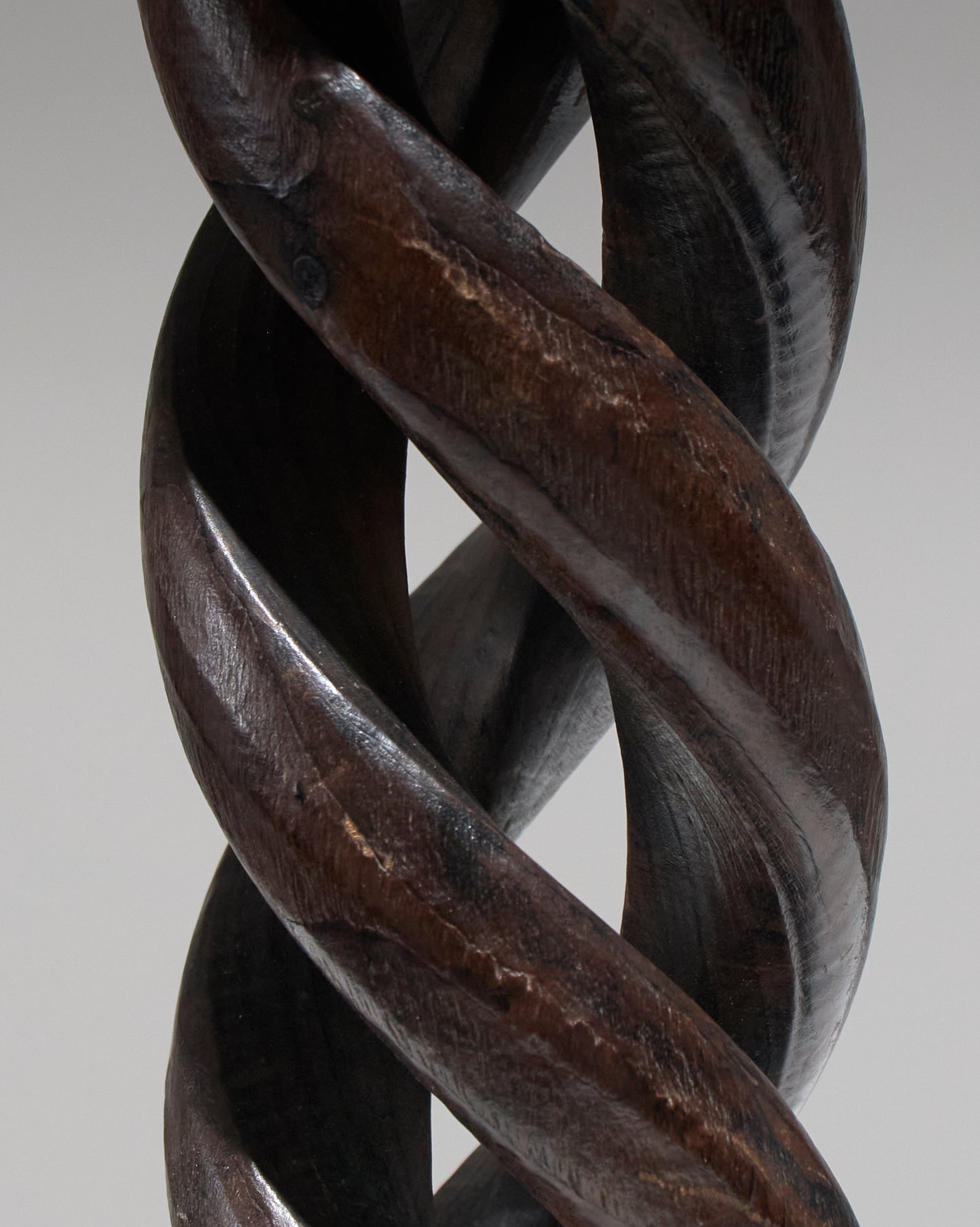 PAIRE DE BOUGEOIRS EN BOIS TORSADÉ, 1950s