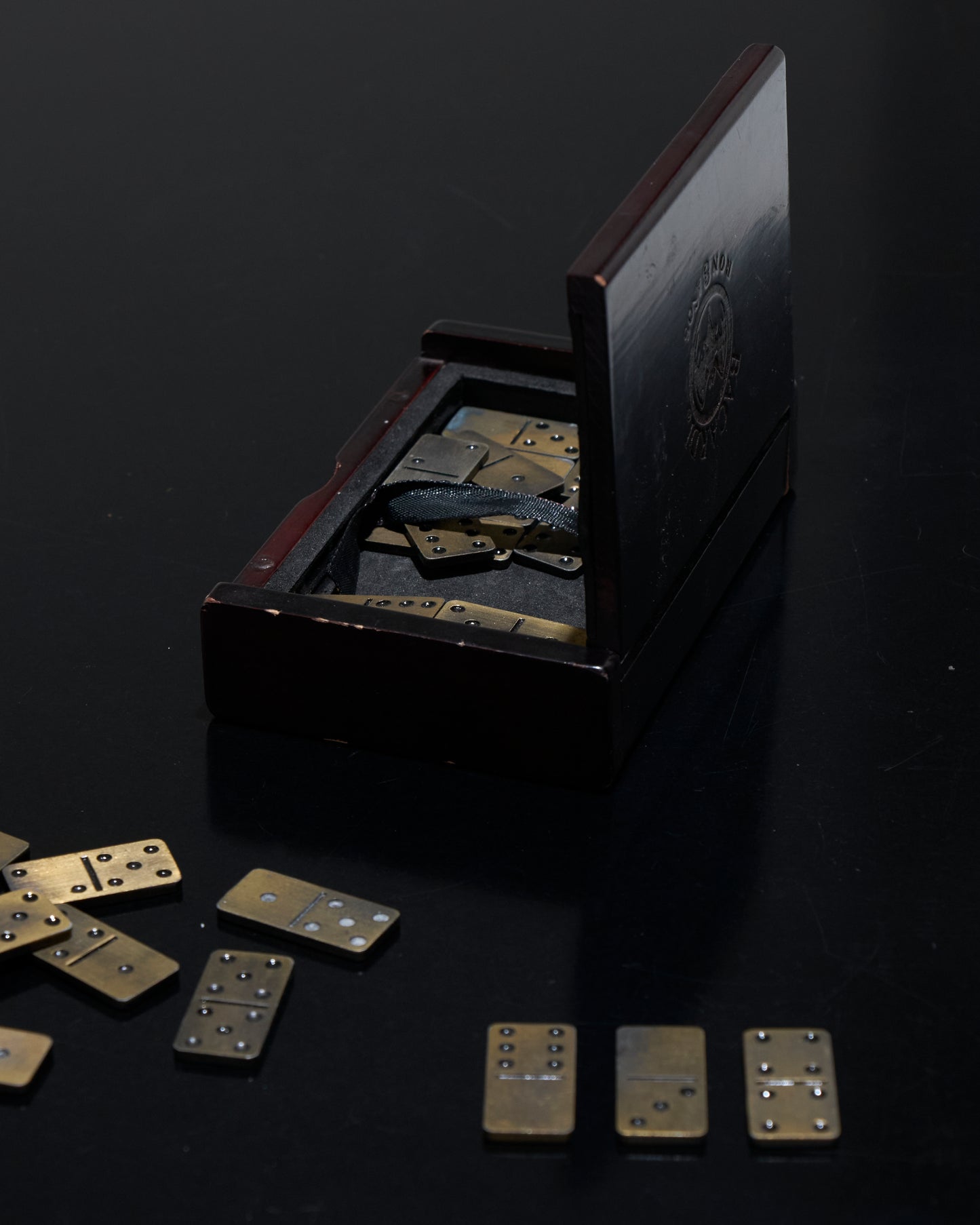 PETIT JEU DE DOMINOS EN BOIS ET MÉTAL, 1980s