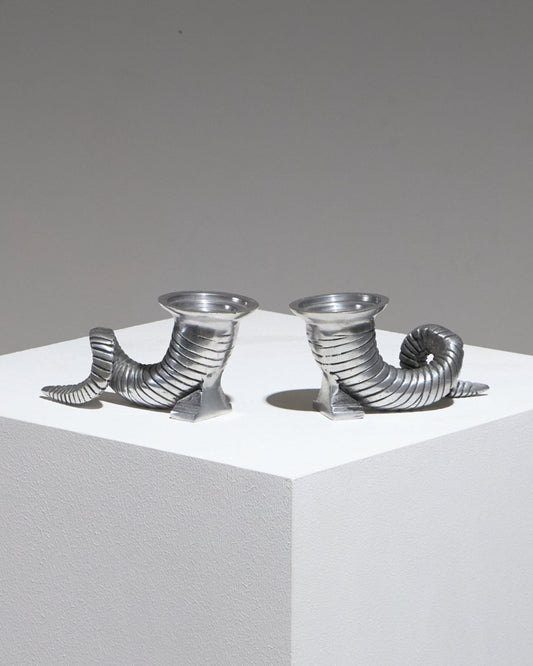 PAIRE DE BOUGEOIRS CORNE EN MÉTAL ARGENTÉ, 1960s