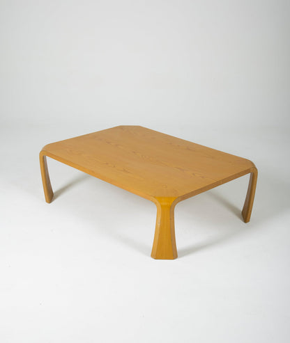 Table basse Saburo Inui pour Tendo Mokko au japon dans les années 1960. Plateau rectangulaire en bois mélaminé et pieds courbés. Bon état vintage.