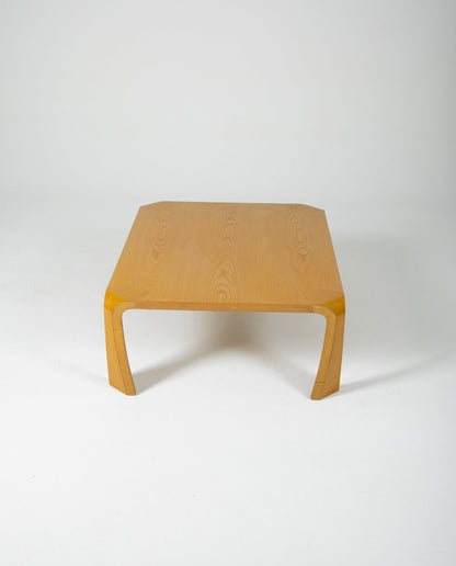 Table basse Saburo Inui pour Tendo Mokko au japon dans les années 1960. Plateau rectangulaire en bois mélaminé et pieds courbés. Bon état vintage.