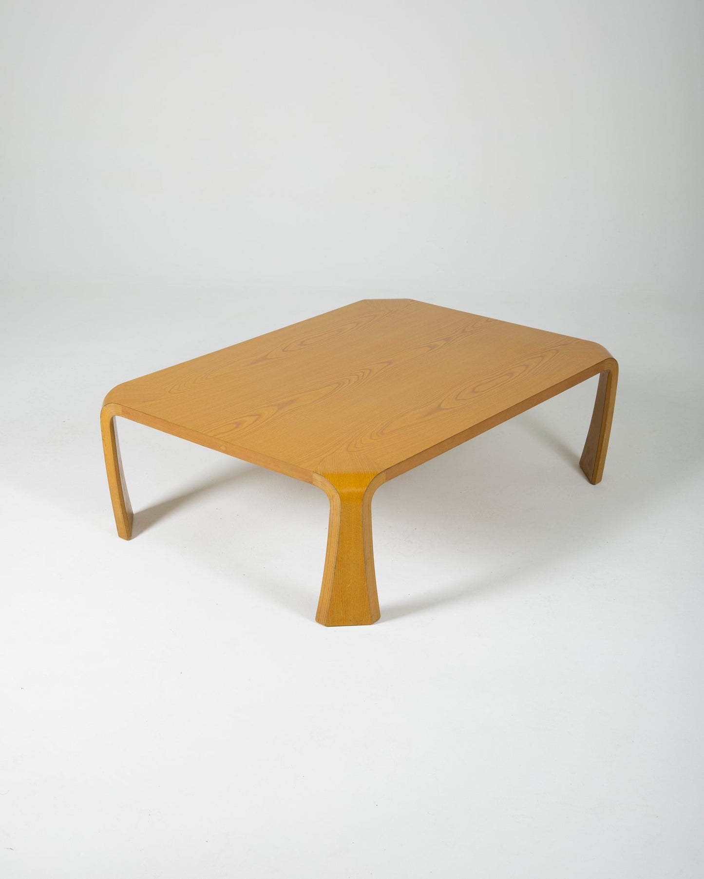 Table basse Saburo Inui pour Tendo Mokko au japon dans les années 1960. Plateau rectangulaire en bois mélaminé et pieds courbés. Bon état vintage.