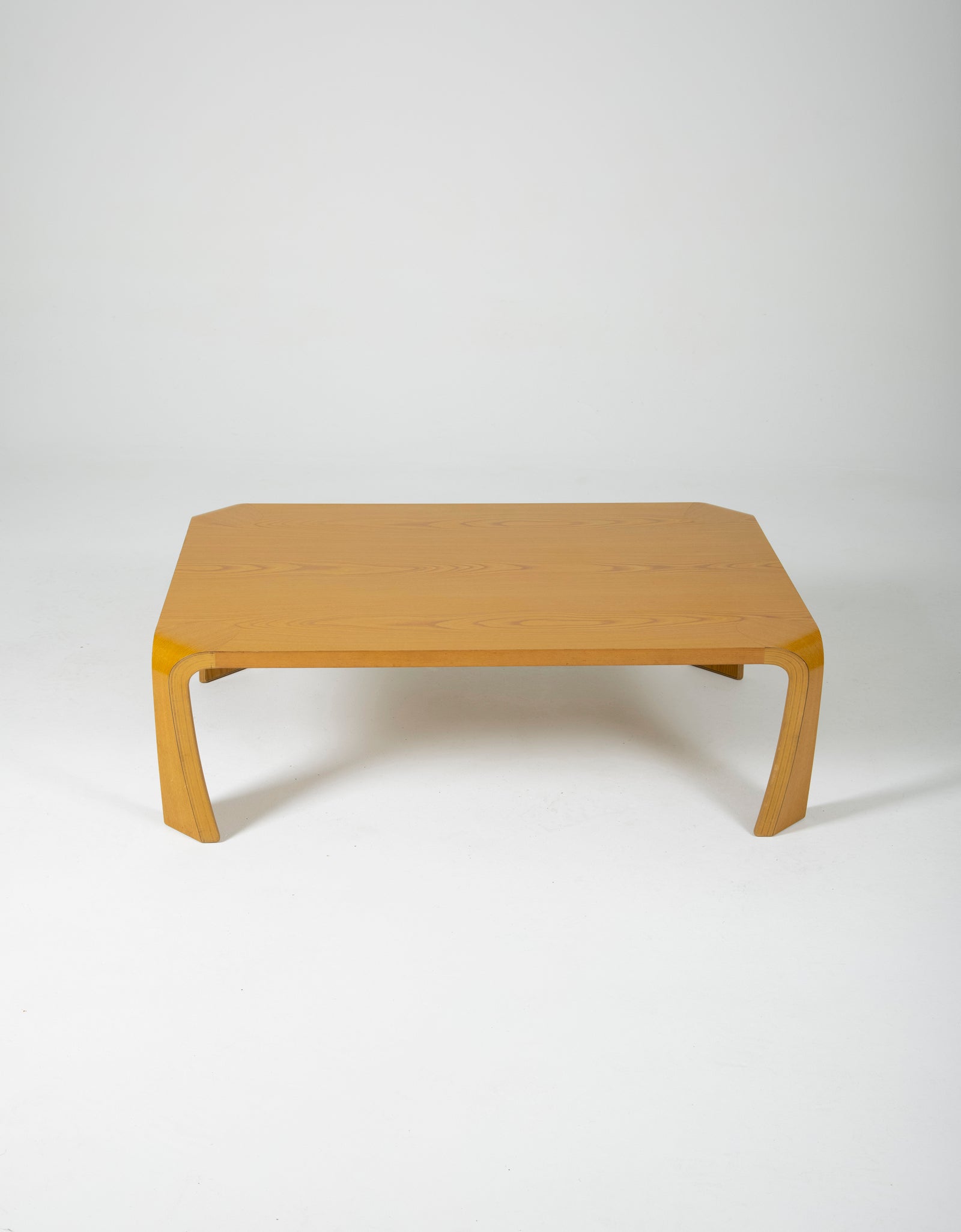 Table basse Saburo Inui pour Tendo Mokko au japon dans les années 1960. Plateau rectangulaire en bois mélaminé et pieds courbés. Bon état vintage.