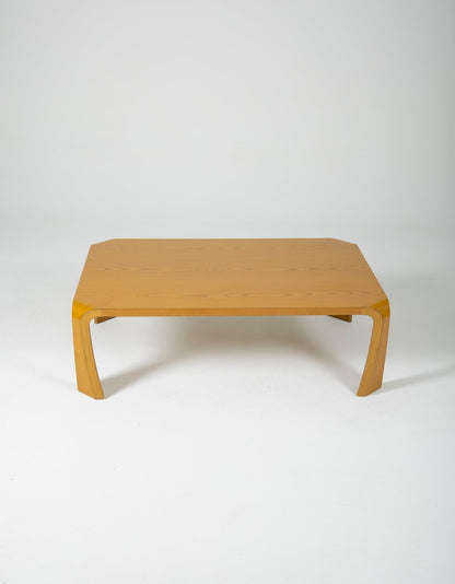 Table basse Saburo Inui pour Tendo Mokko au japon dans les années 1960. Plateau rectangulaire en bois mélaminé et pieds courbés. Bon état vintage.