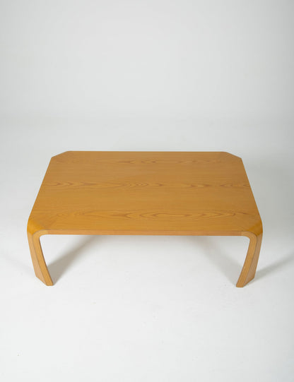 Table basse Saburo Inui pour Tendo Mokko au japon dans les années 1960. Plateau rectangulaire en bois mélaminé et pieds courbés. Bon état vintage.