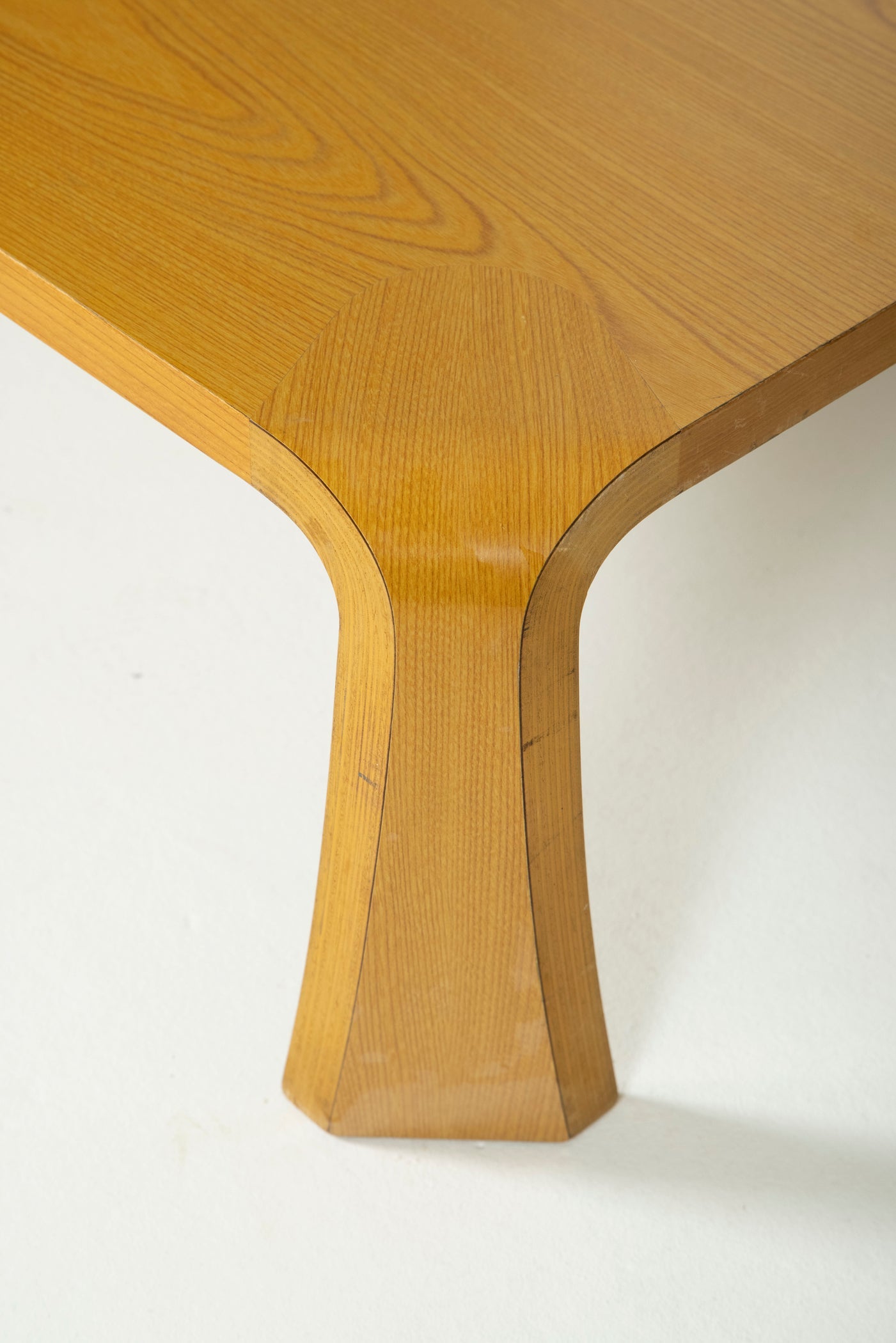 Table basse Saburo Inui pour Tendo Mokko au japon dans les années 1960. Plateau rectangulaire en bois mélaminé et pieds courbés. Bon état vintage.