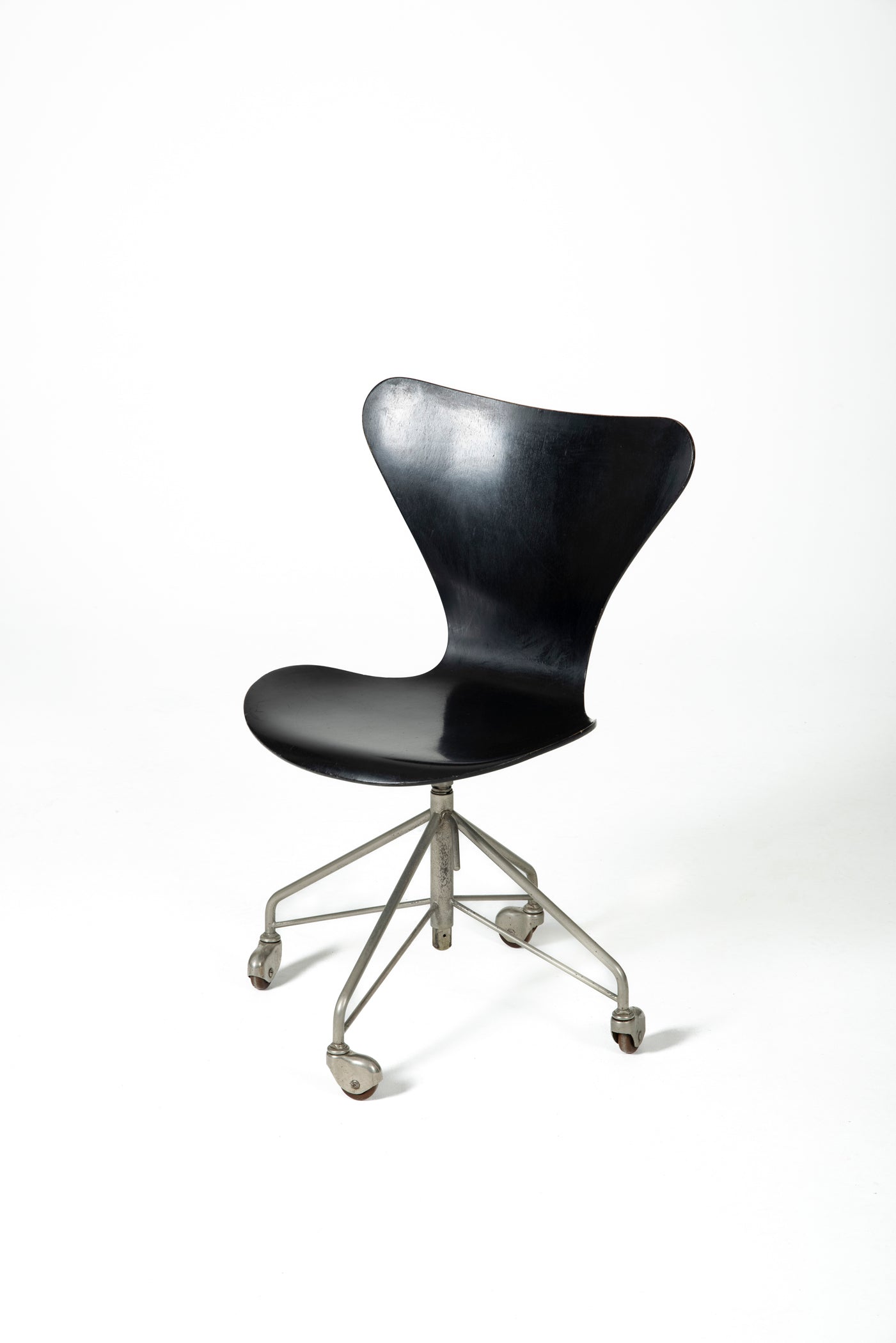 Chaise de bureau, modèle 3117, du designer danois Arne Jacobsen pour Fritz Hansen. La hauteur du siège est réglable selon les envies. De très légères traces d'usage. C'est une première édition de 1958.