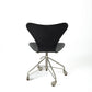 Chaise de bureau, modèle 3117, du designer danois Arne Jacobsen pour Fritz Hansen. La hauteur du siège est réglable selon les envies. De très légères traces d'usage. C'est une première édition de 1958.