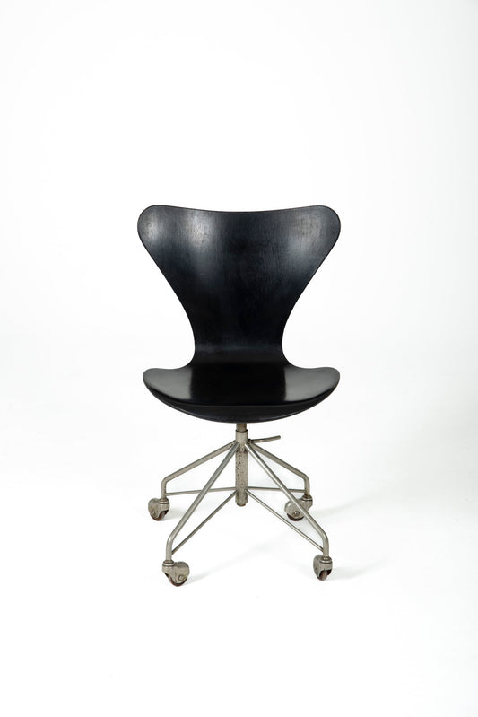 Chaise de bureau, modèle 3117, du designer danois Arne Jacobsen pour Fritz Hansen. La hauteur du siège est réglable selon les envies. De très légères traces d'usage. C'est une première édition de 1958