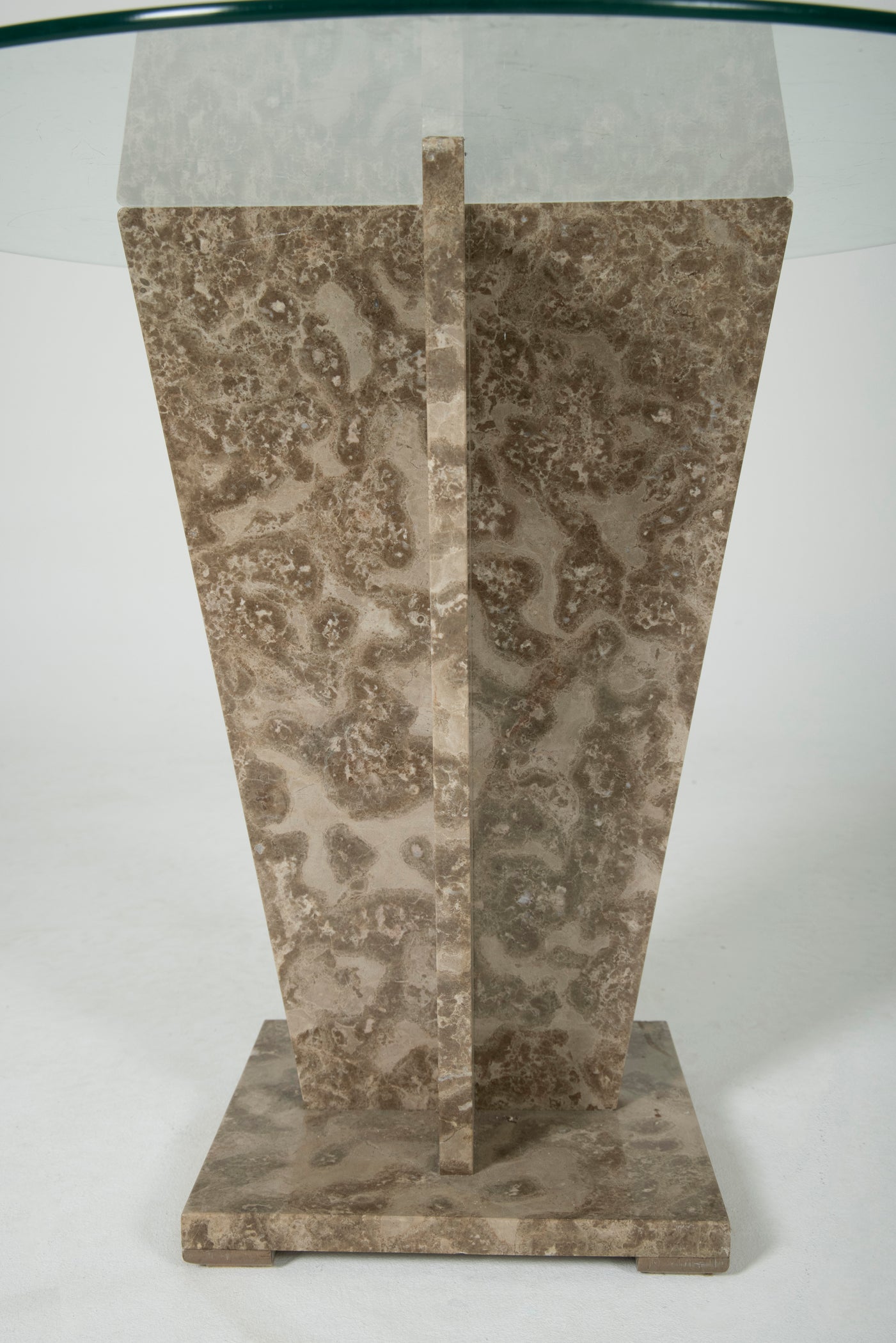 Guéridon avec piètement en marbre et plateau en verre, années 1970. Très bon état.