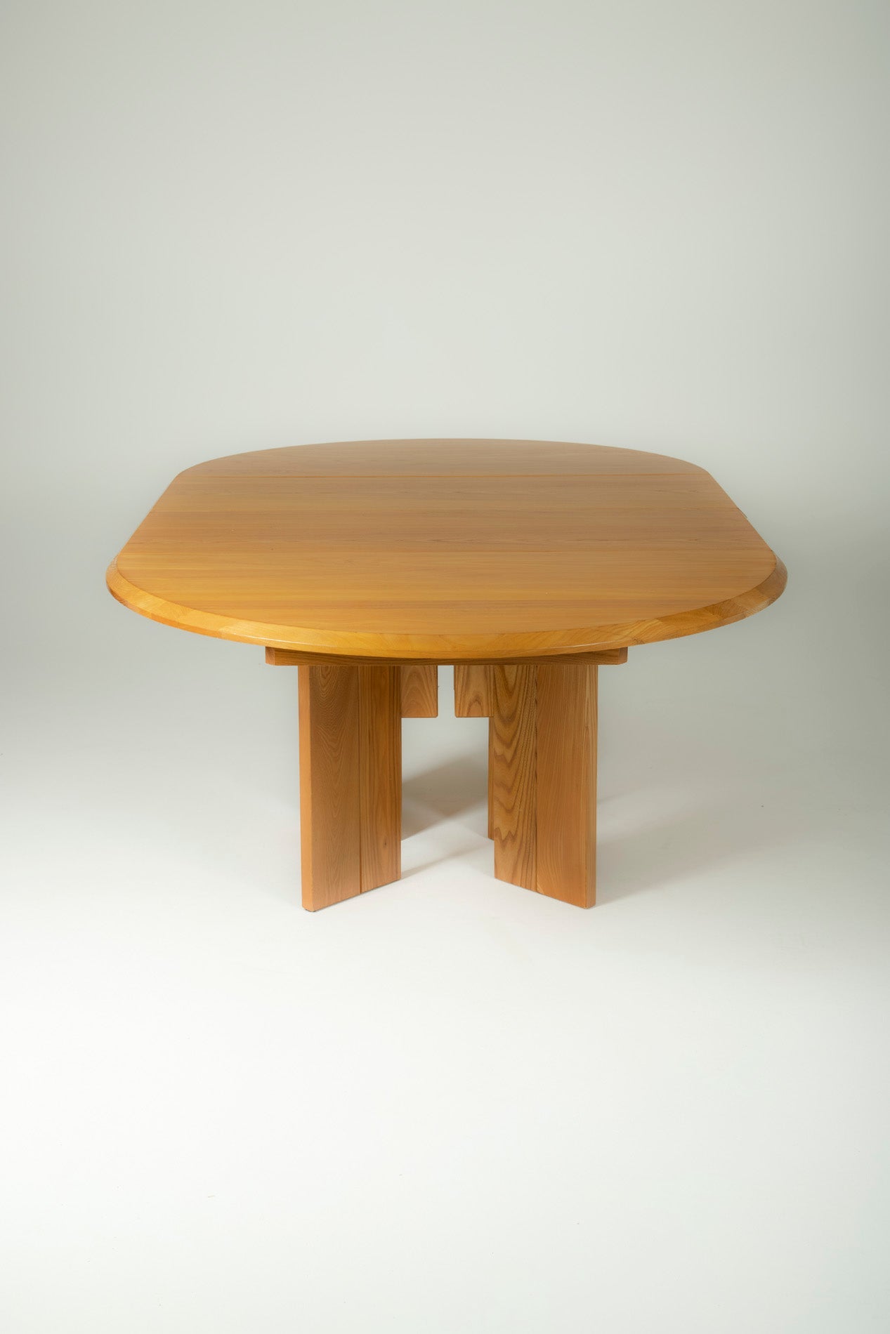 Table à manger ronde en orme massif conçue par la Maison Regain dans les années 1980. Table dotée d'une rallonge pour manger aussi bien à 4 qu'à 6 personnes. Excellent état.