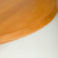 Table à manger ronde en orme massif conçue par la Maison Regain dans les années 1980. Table dotée d'une rallonge pour manger aussi bien à 4 qu'à 6 personnes. Excellent état.