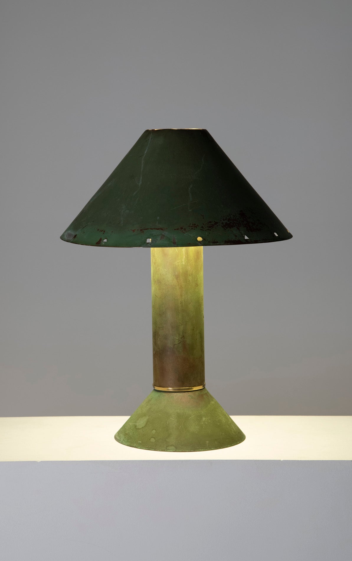 Lampe de table en cuivre par Ron Rezek, années 1990. Habituellement en acier galvanisé celle ci est une version unique en cuivre.