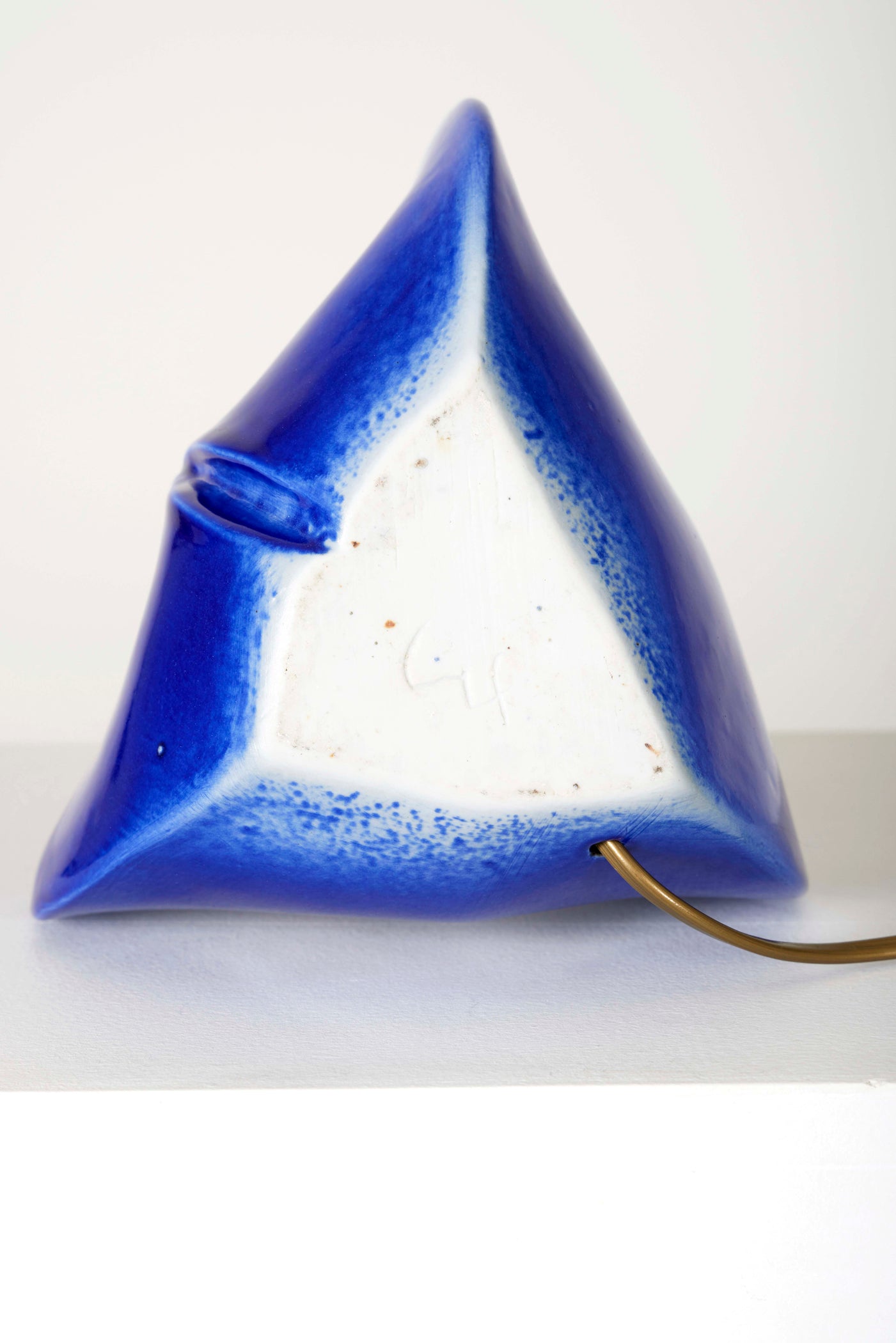 Lampe de bureau en céramique de Tim Orr, années 1970. Lampe en céramique émaillée bleu azur. Estampillée sous la lampe. Très bon état et fonctionnelle. Vendue sans abat-jour.