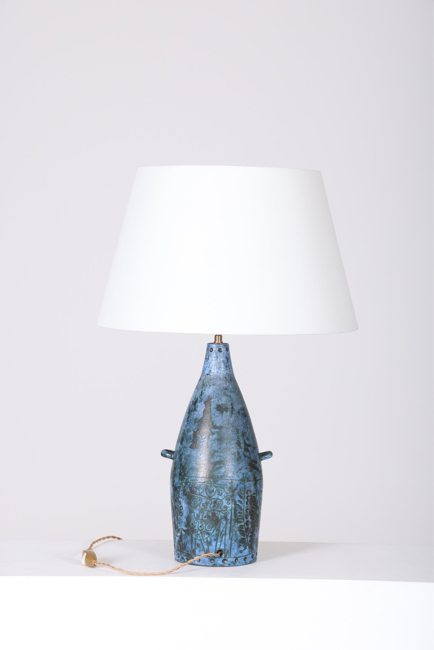 Lampe conçue par le céramiste français Jacques Blin bleue signée sur l'envers, années 1950. Vendue sans abat-jour. En parfait état.
